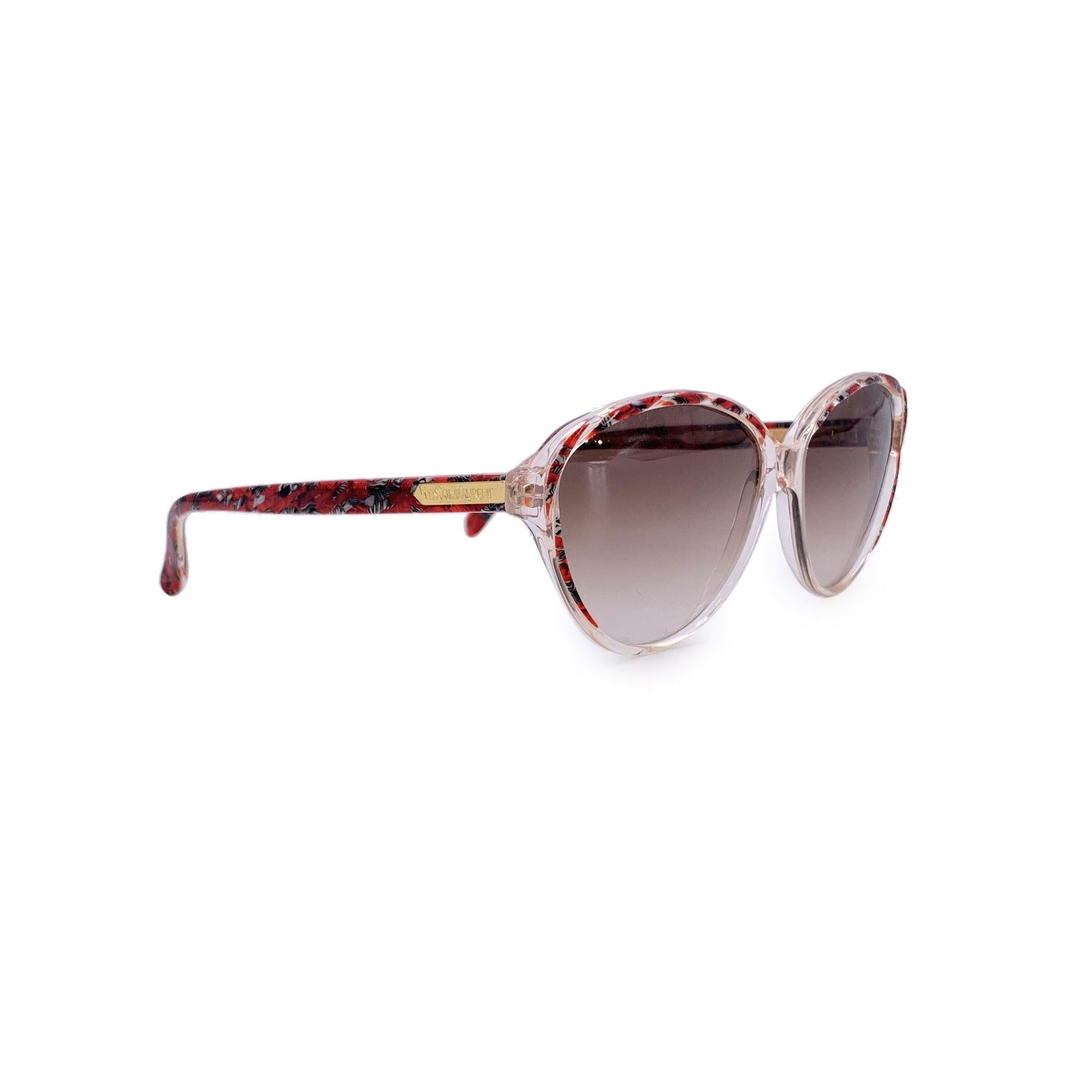Joyau de l'esprit audacieux de la mode des années 1980, ces lunettes de soleil vintage Yves Saint Laurent, modèle Condit, sont conservées à l'état neuf - une trouvaille rare et radieuse pour les collectionneurs et les connaisseurs de style. La