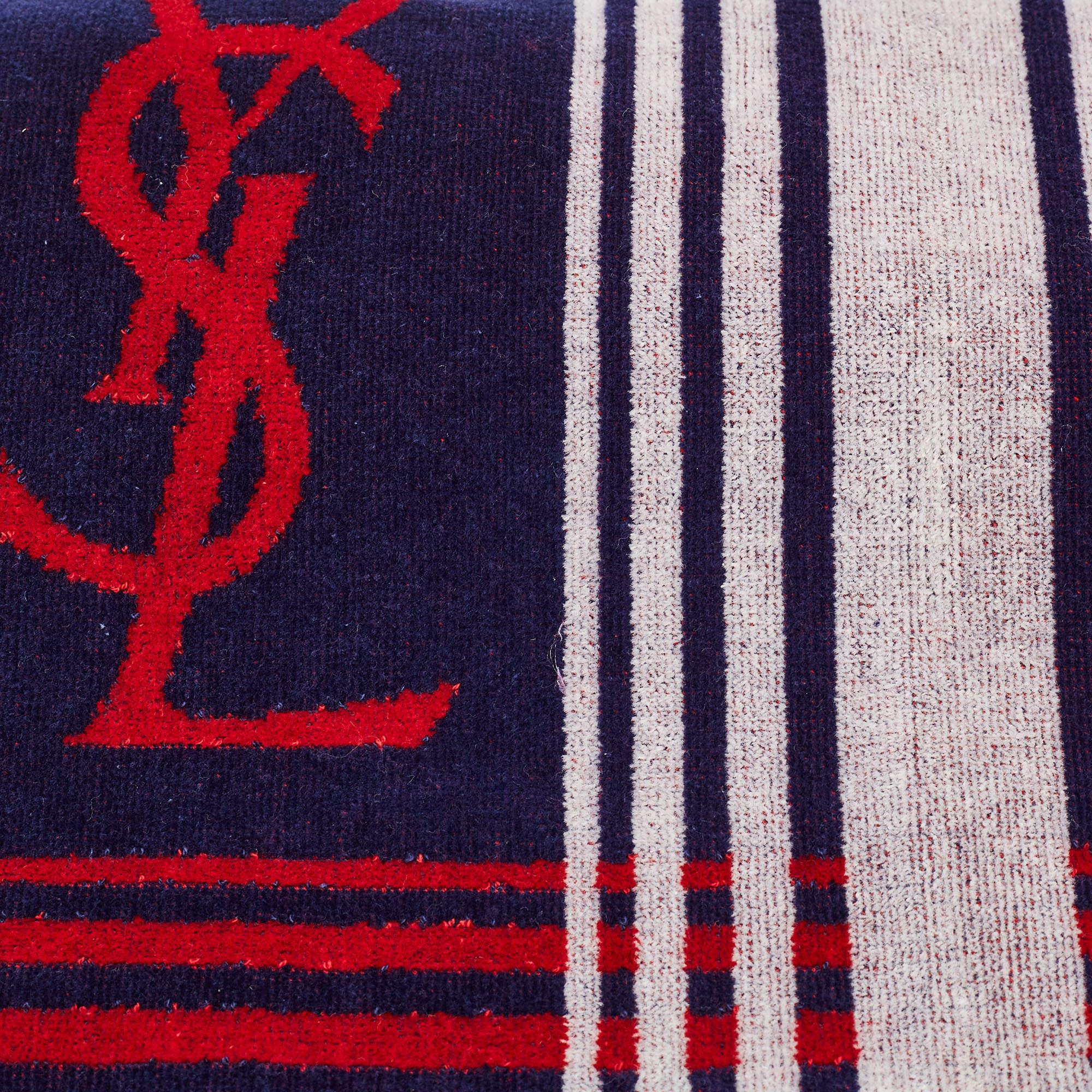 Fabrice en tissu de qualité, cette serviette YSL présente des détails de logo, des nuances de rouge et de blanc et une texture douce. Les finitions sont impeccables.

Comprend : Boîte d'origine