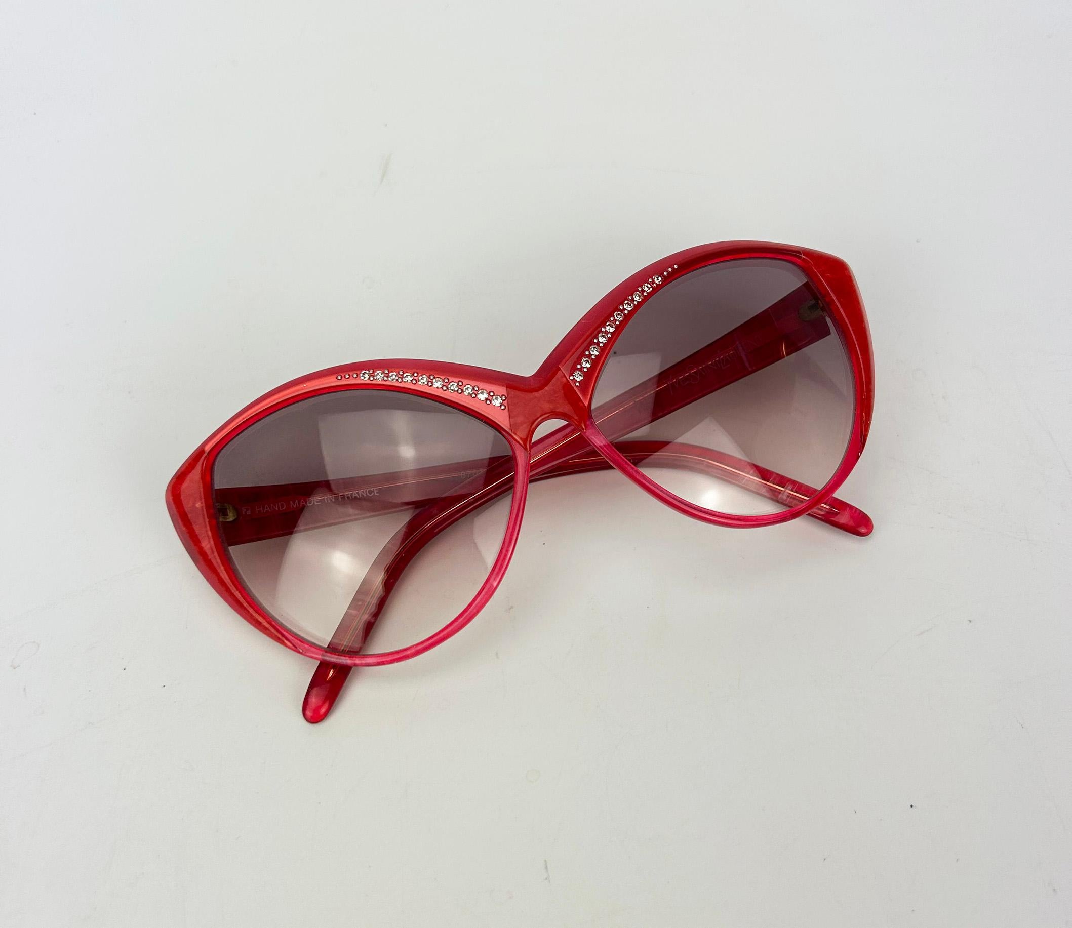 Yves Saint Laurent Vintage Rouge Rhinestone Cat eye Sunglasses c1980 en vente 7