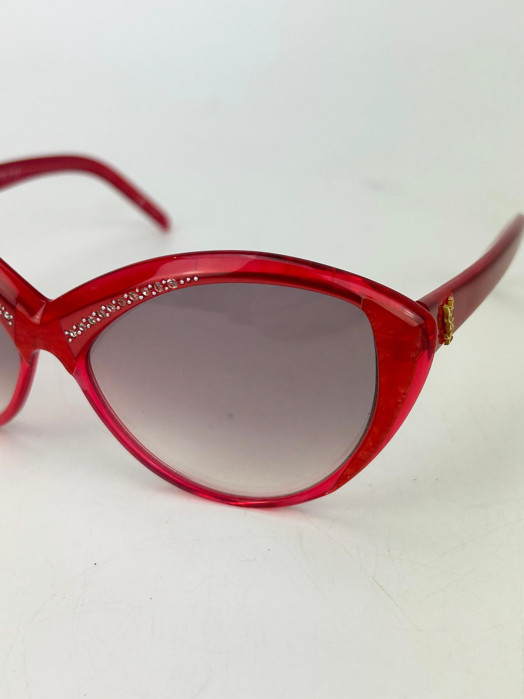 Yves Saint Laurent Vintage Rouge Rhinestone Cat eye Sunglasses c1980 en vente 8
