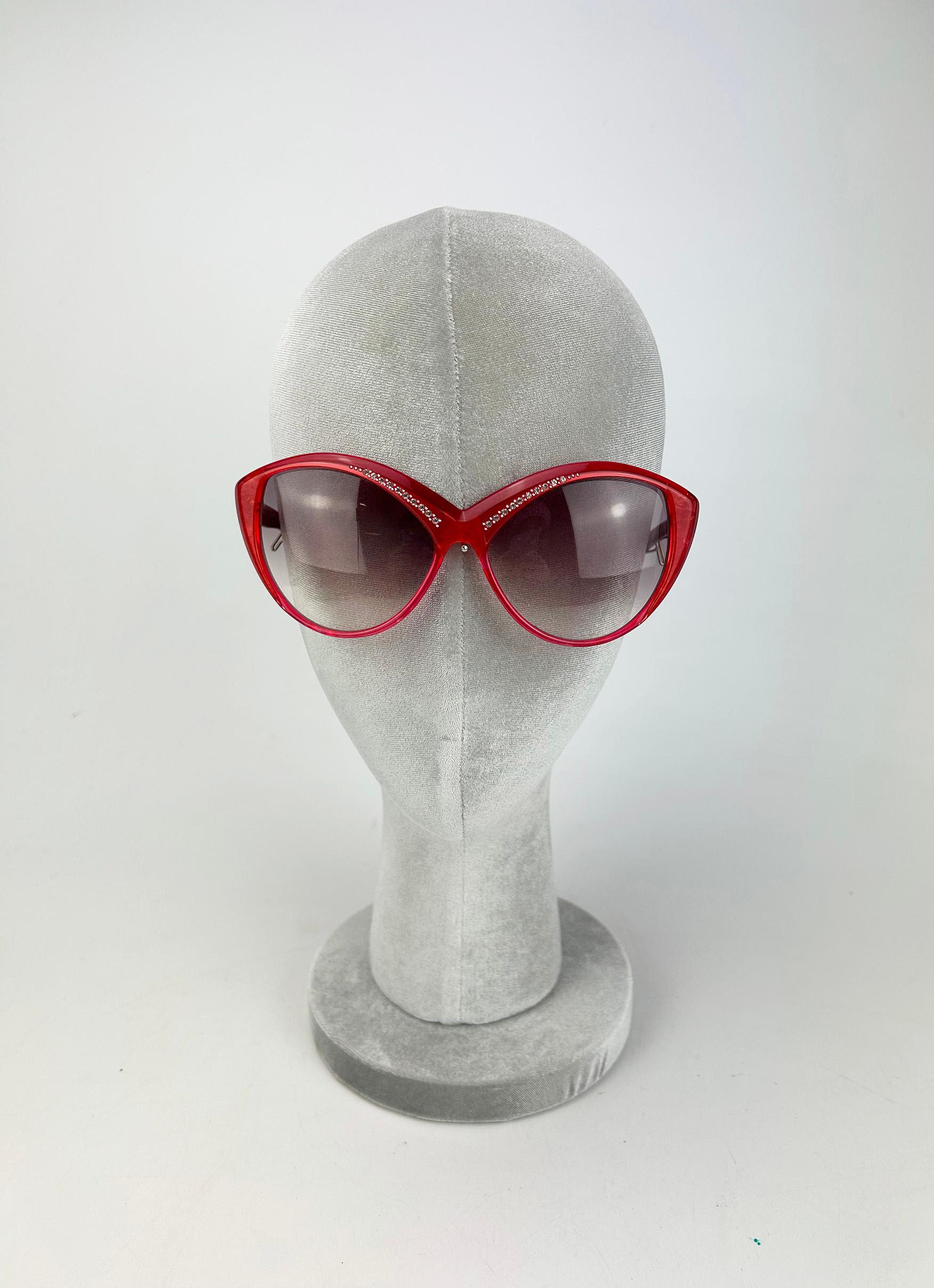 Yves Saint Laurent Vintage Lunettes de soleil Cat eye rouge avec strass c1980 en excellent état. mesures : 5.75