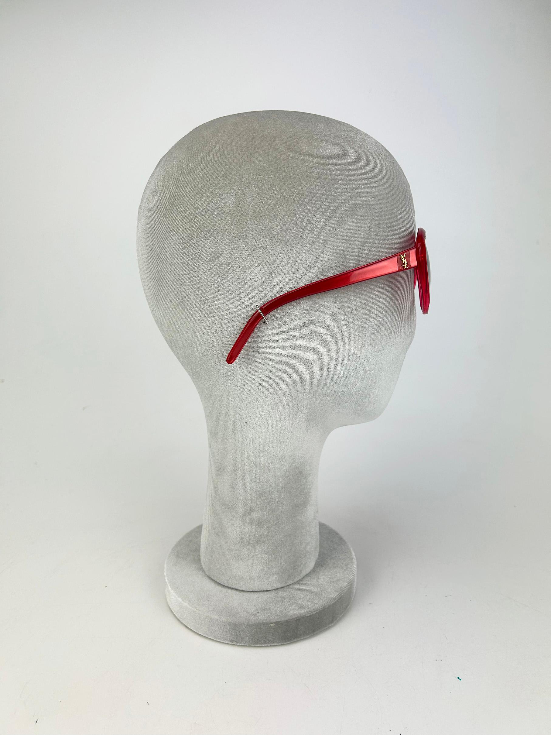 Gris Yves Saint Laurent Vintage Rouge Rhinestone Cat eye Sunglasses c1980 en vente