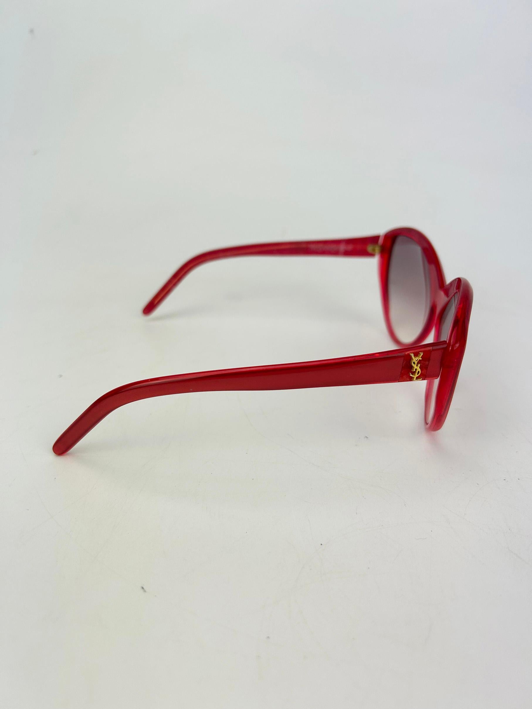 Yves Saint Laurent Vintage Rouge Rhinestone Cat eye Sunglasses c1980 en vente 1