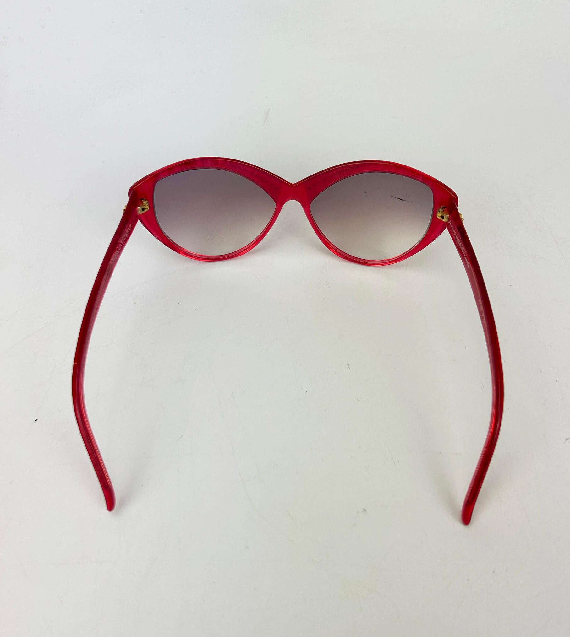 Yves Saint Laurent Vintage Rouge Rhinestone Cat eye Sunglasses c1980 en vente 2