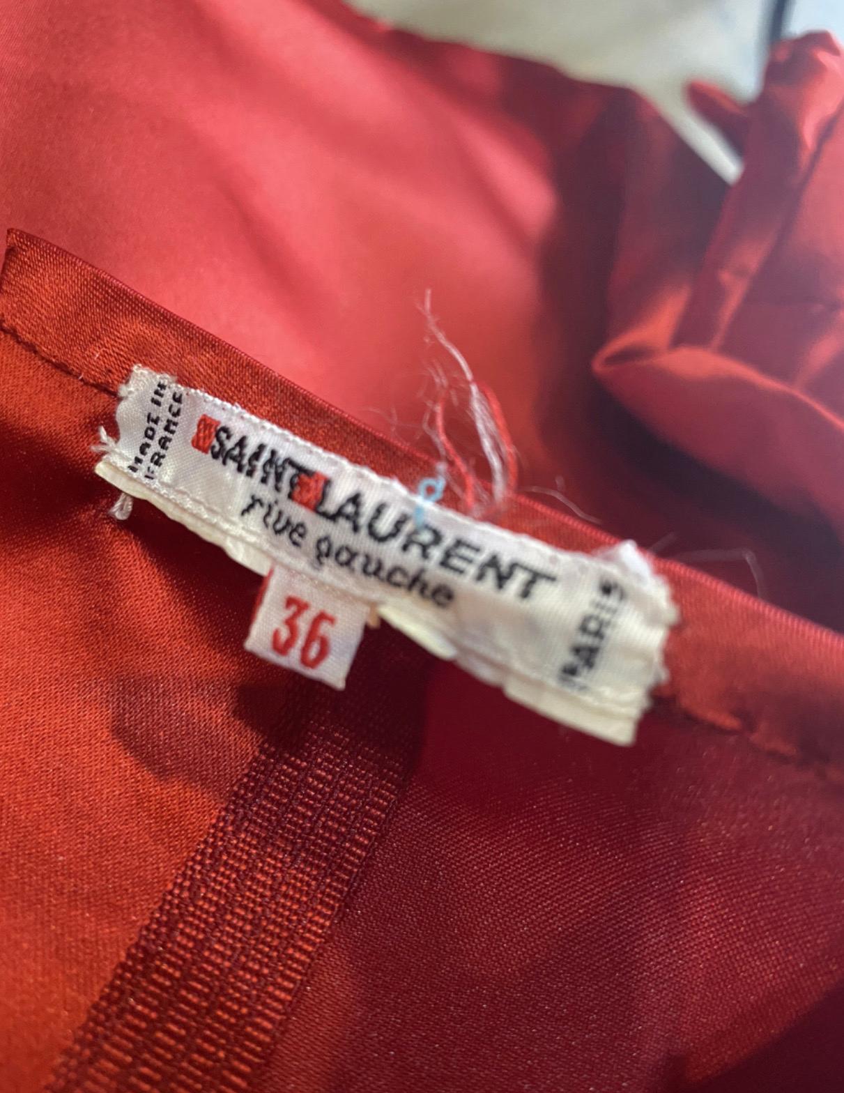 Yves Saint Laurent Kleid in intensiv rot Seidensatin, Französisch Größe 36, Ballonärmel mit bestickt. der einzige Mangel ist ein kleiner Knopf auf der Rückseite, die gebrochen ist, Messungen: Schulter 37cm Ärmel 30cm Brust 42cm Taille 35cm Länge