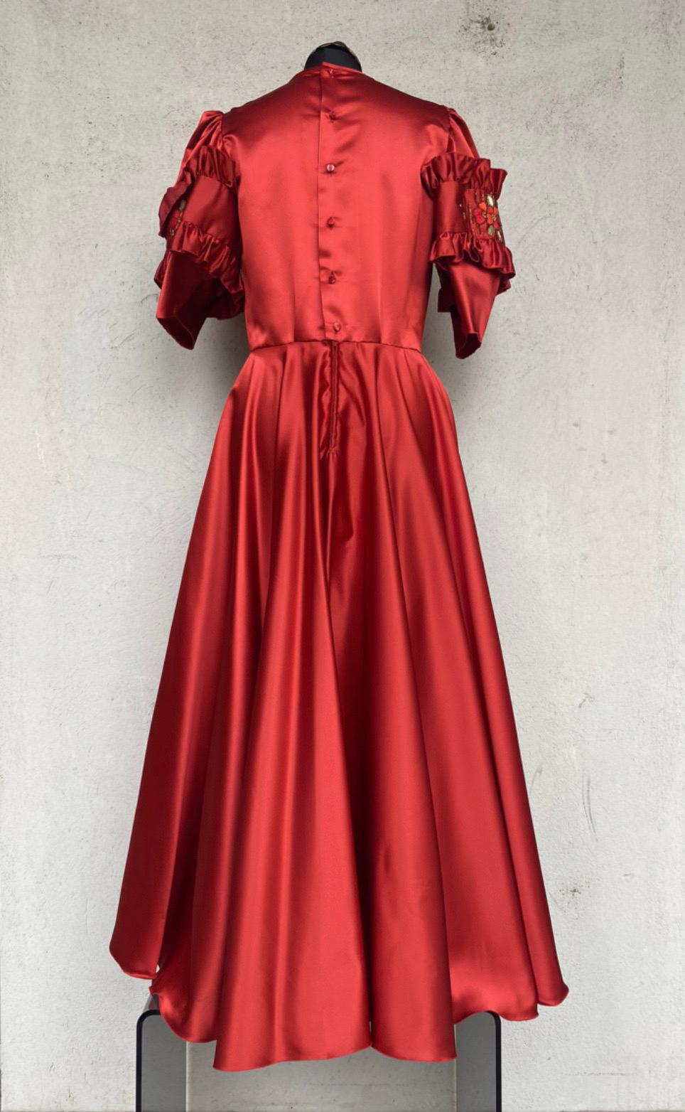 Rouge Robe vintage en soie rouge Yves Saint Laurent en vente
