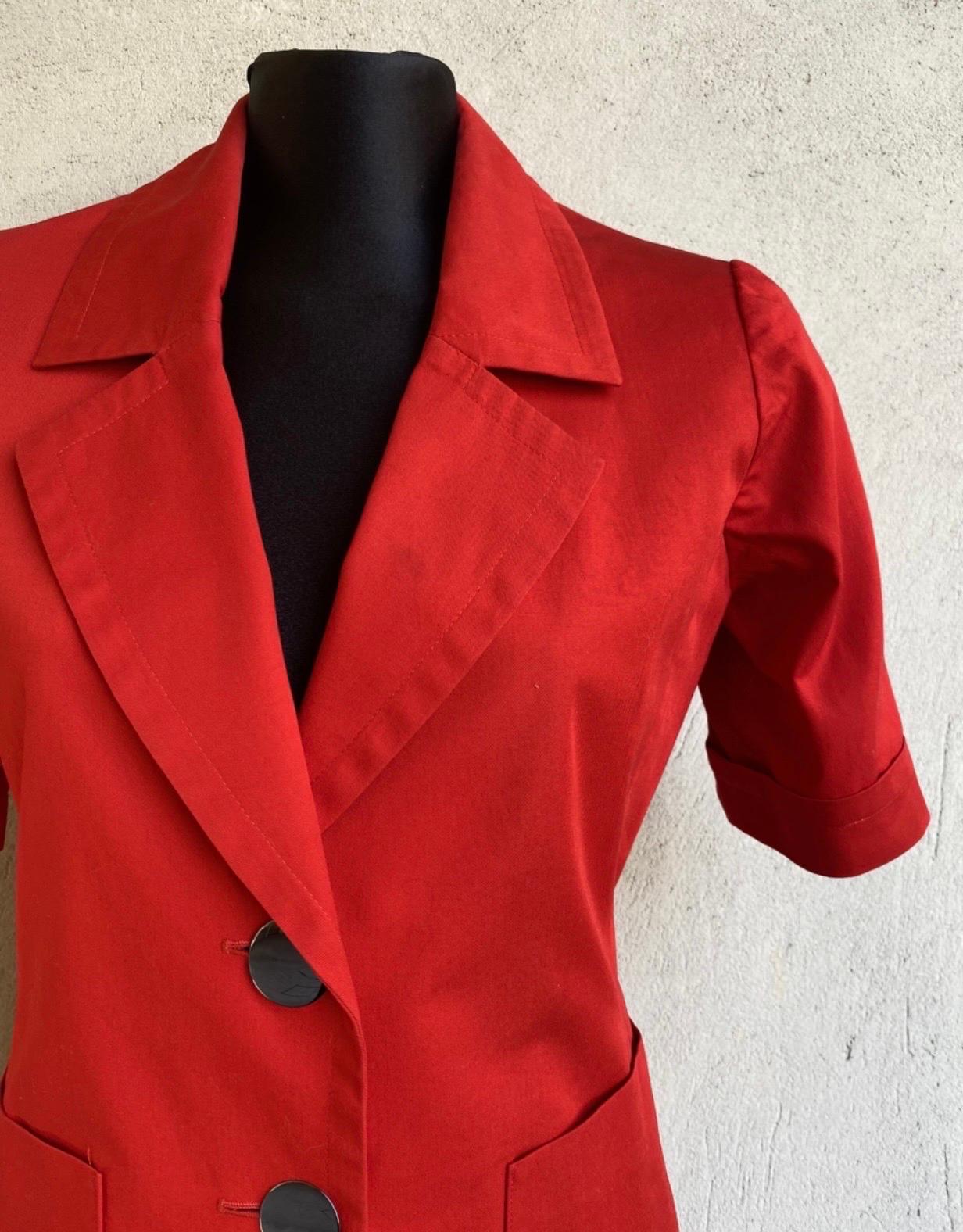Yves Saint Laurent suit. Vintage piece. 
Jacket + skirt. French size 38. Featuring short-sleeved jacket in red cotton and matching skirt.
jacket measurements: shoulder 40 cm, sleeve 29 cm, length 60 cm, chest cm 39, skirt measurements: waist 31 cm,