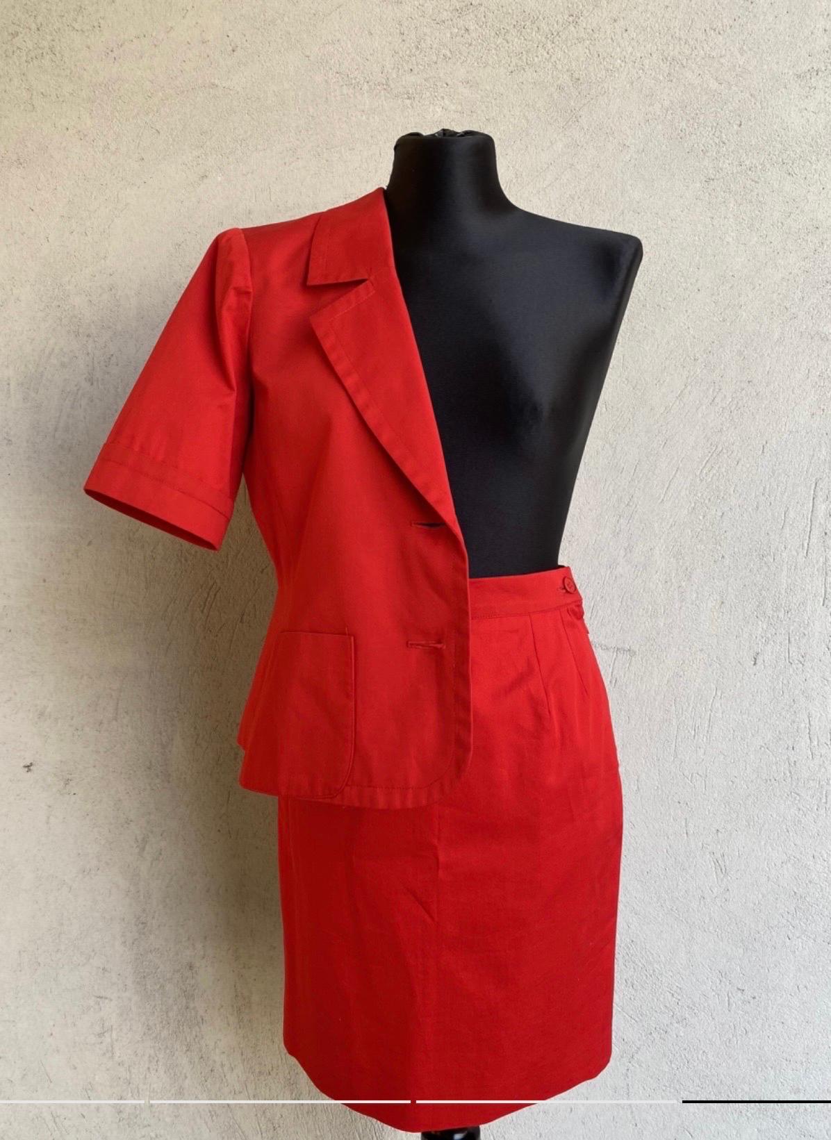 Rouge Yves Saint Laurent - Costume rouge vintage en vente