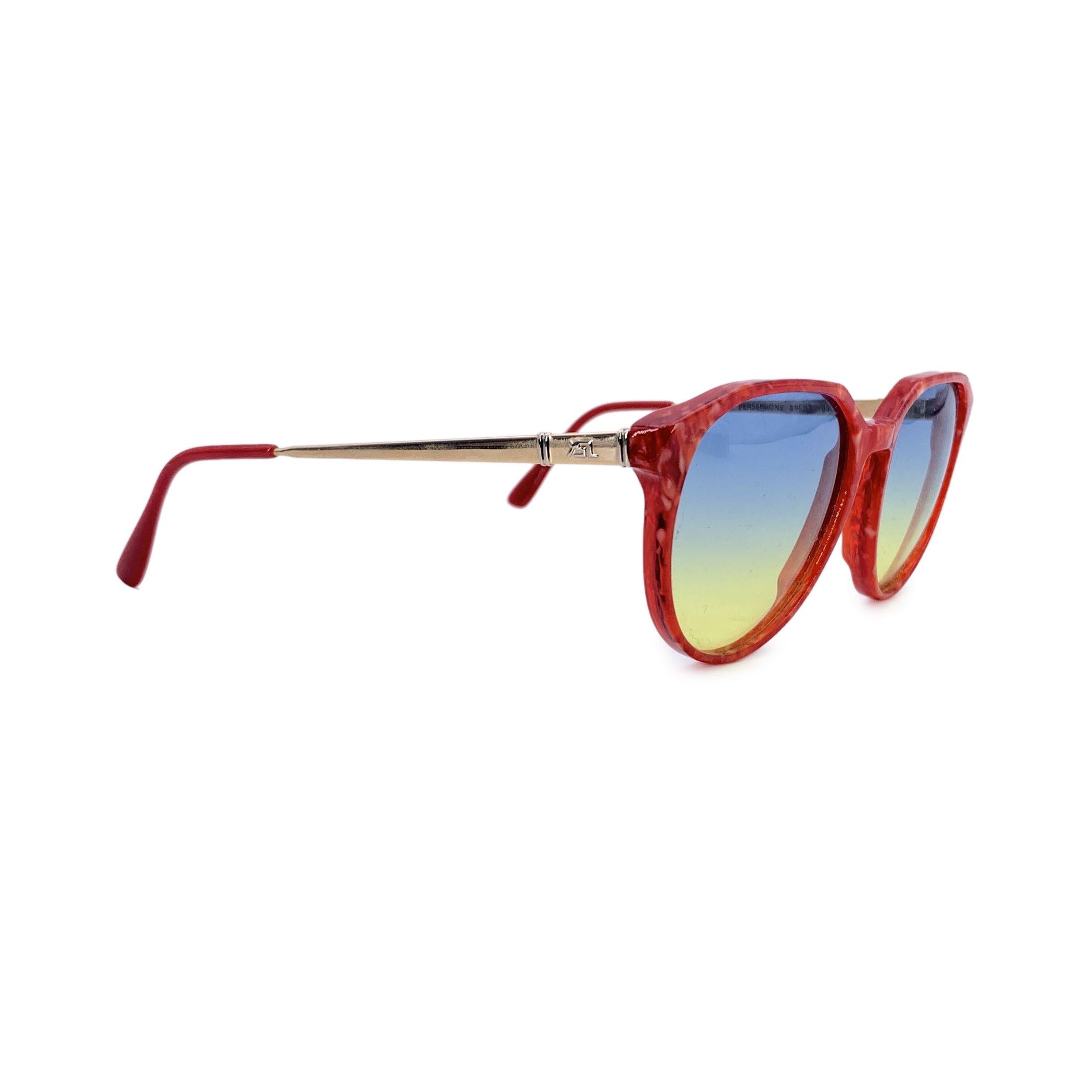 Direttamente dal mondo audace ed espressivo della moda francese degli anni '80 arriva una gemma rara: gli occhiali da sole Yves Saint Laurent Vintage Red Persephone. Realizzati in Francia e realizzati in plastica robusta e di alta qualità, questi