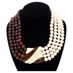 Yves Saint Laurent, collier Muti vintage en résine et bois perlé