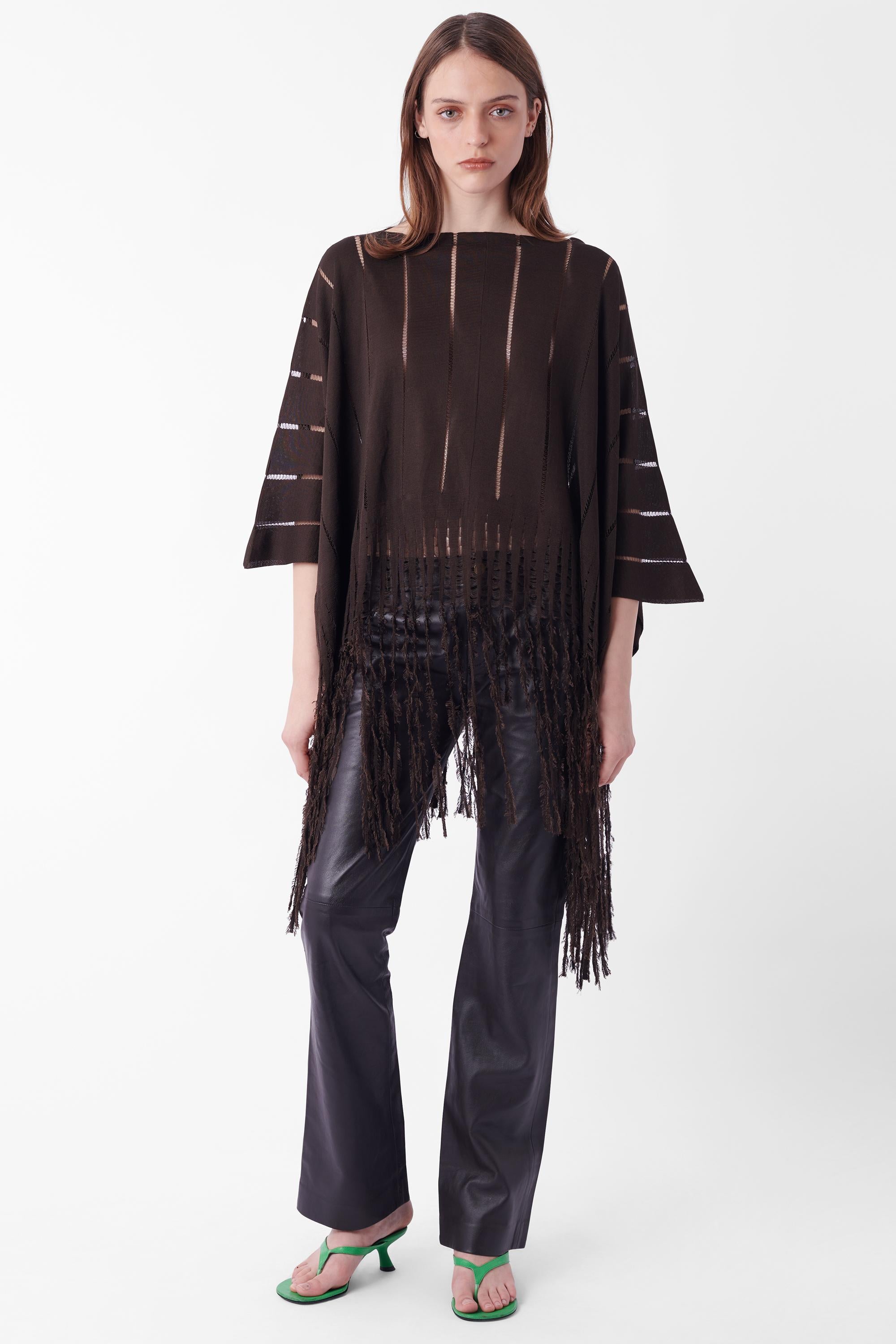 Poncho Yves Saint Laurent by Tom Ford primavera estate 2002 della collezione Safari. Presenta frange lungo l'orlo e dettagli a punto aperto in formato verticale. Può essere indossato come una gonna. In ottime condizioni vintage, con cuciture