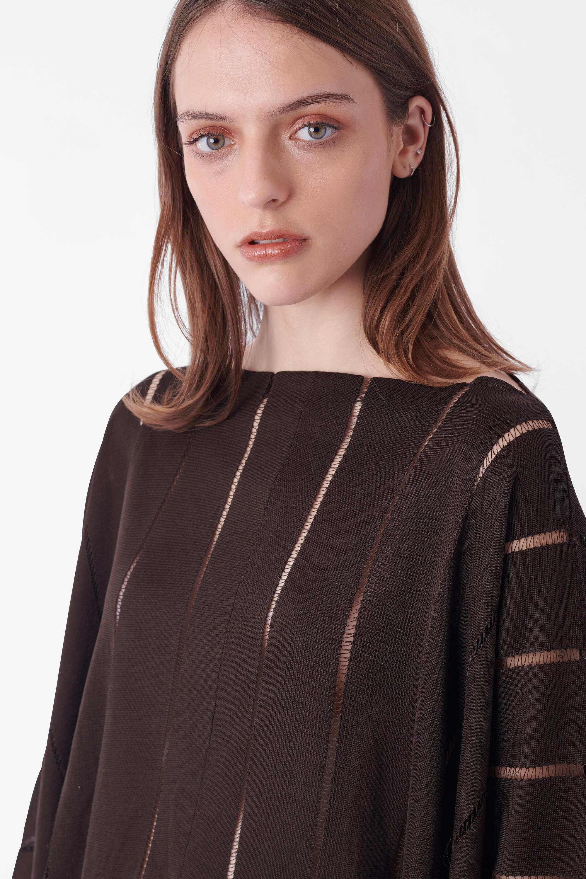 Nero Yves Saint Laurent Vintage P/E 2002 Poncho di seta marrone con frange in vendita