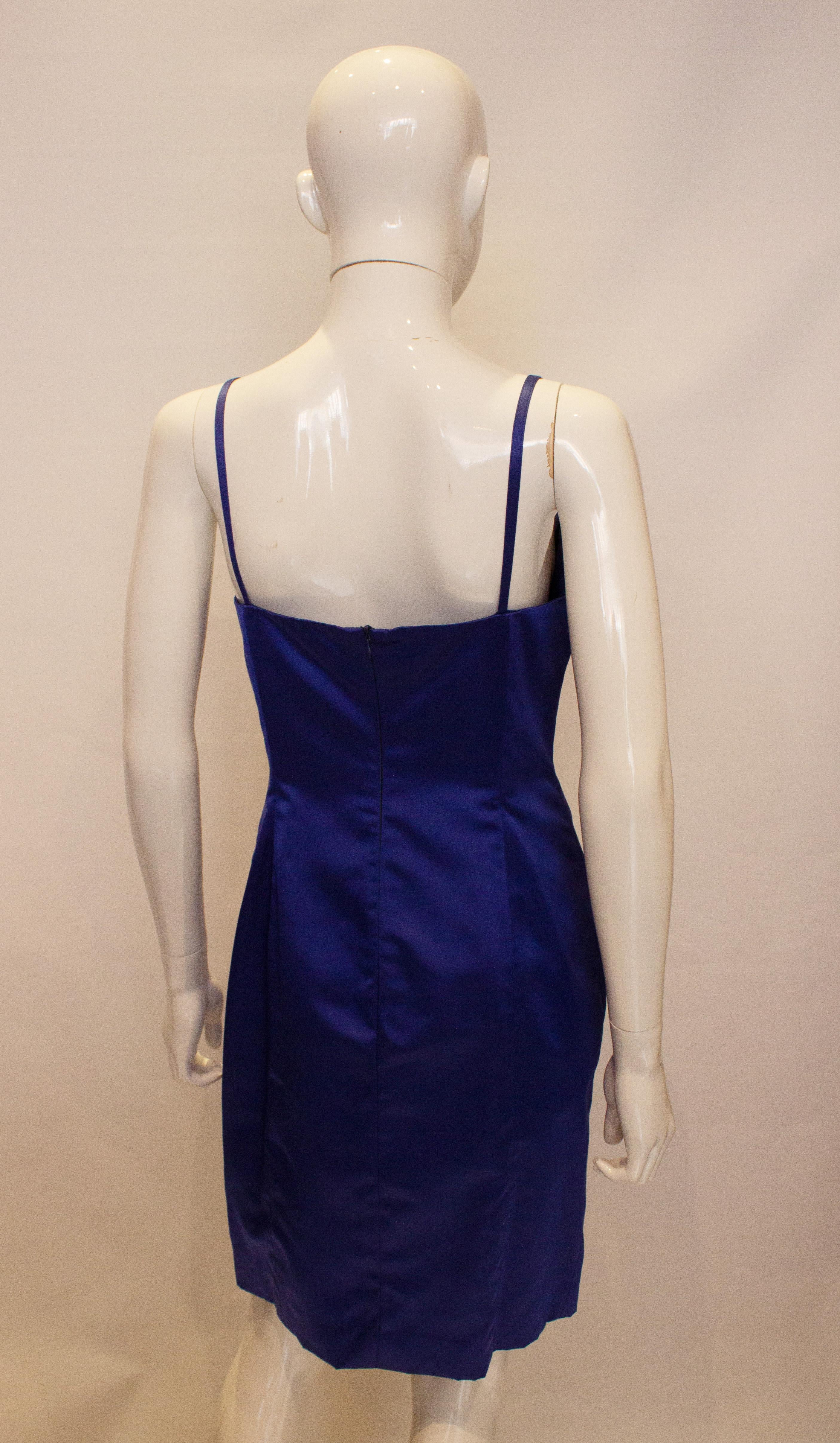 Ein hübsches Vintage-Slipkleid von Yves Saint Laurent, Variation. Das Kleid in einem hübschen Blauton hat einen tiefen Ausschnitt, einen zentralen Reißverschluss am Rücken und ist vollständig gefüttert. 
Maße: Büste 36'', Länge 37'' plus 2'' Saum.