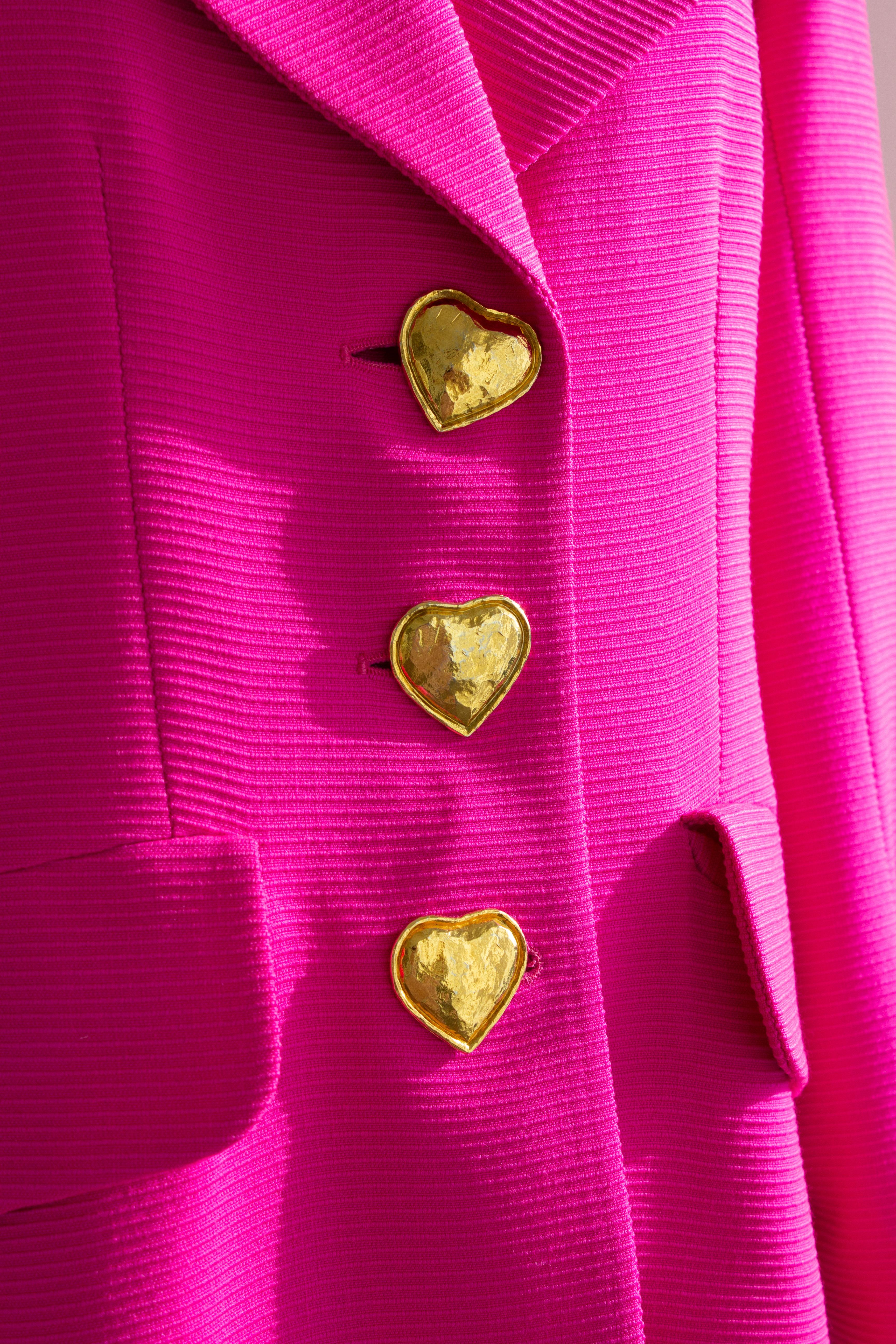 Yves Saint Laurent Vintage Frühjahr/Sommer 1995 Barbie Rosa Gold Herze Jacke im Angebot 3