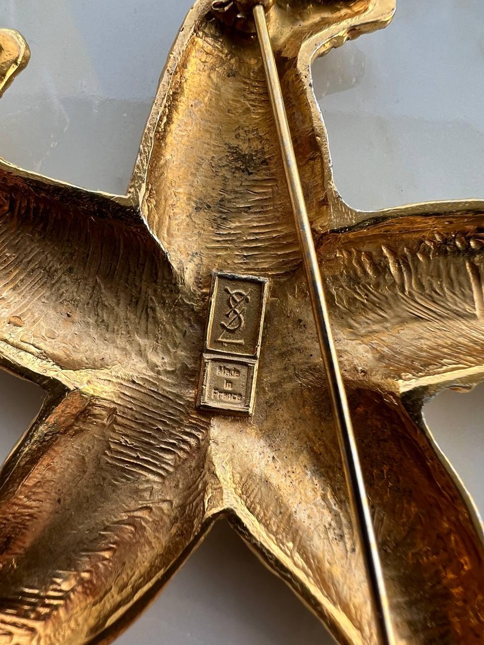 Yves Saint Laurent vintage starfish brooch

Period: 1980s 

Gold-Tone Metal

Length: 2.75″ / 7 cm

Width: 3″ / 7,6 cm

Designer Signature, Made in France

Condition – very good

........Additional information ........

- Photo might be slightly