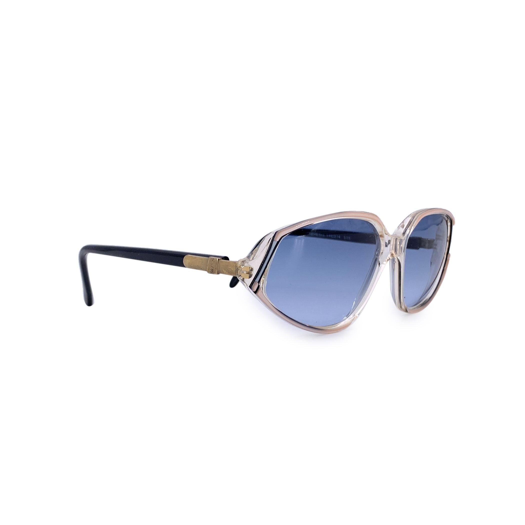 Entrez dans le glamour audacieux de la fin du 20e siècle avec ces lunettes de soleil vintage Yves Saint Laurent, modèle NEMESIS - 58/14 - 505. Véritable pièce de collection, la NEMESIS est un exemple frappant du langage intrépide d'YSL en matière de