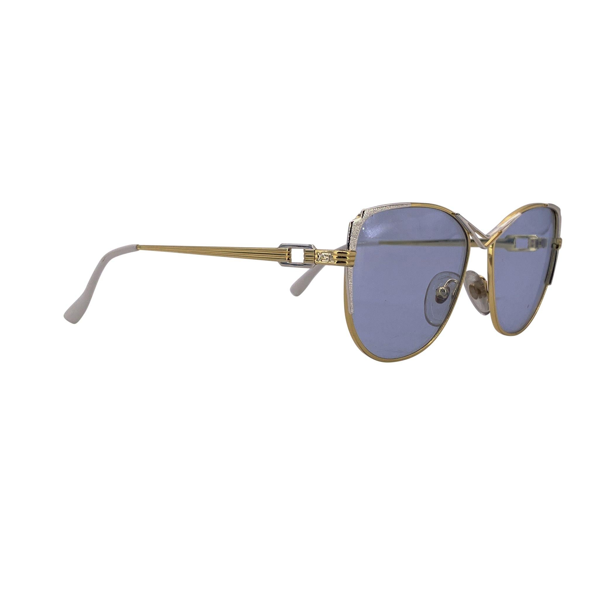 Mit dieser Yves Saint Laurent Vintage Sonnenbrille THETYS tauchen Sie ein in die zeitlose Eleganz der 1980er Jahre, eine perfekte Mischung aus kühnem Stil und raffinierter Weiblichkeit. Dieses in Frankreich gefertigte Cat-Eye-Design verkörpert die