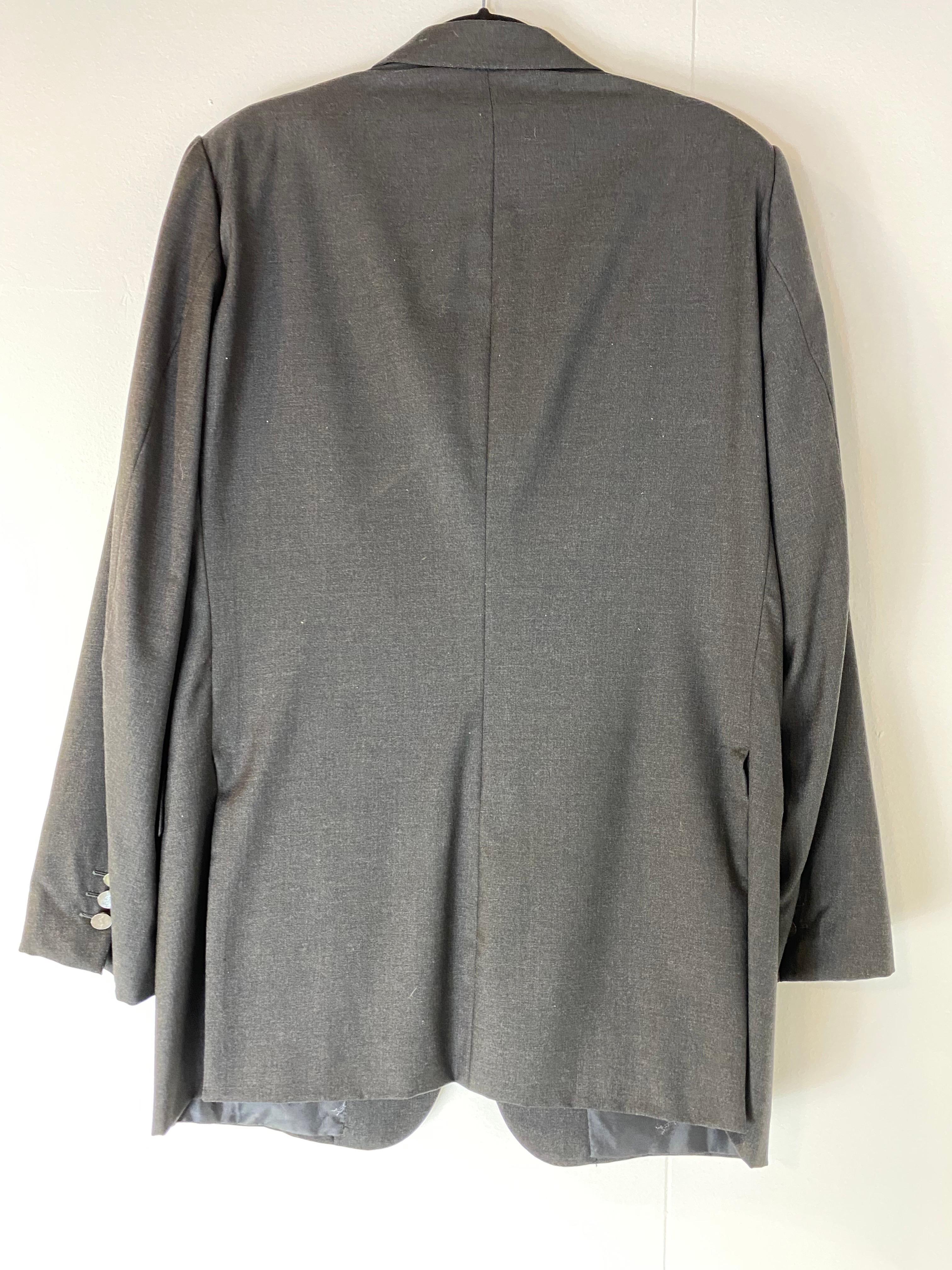 Abito da uomo vintage Saint Laurent. 
Grigio scuro in lana pettinata. 
Monopetto con revers classici, 3 bottoni.
Giacca
Spalle 46 cm
Busto 58 cm
Vita 52 cm 
Lunghezza giacca 83
Lunghezza delle maniche 62
Pantaloni  
Vita 44 cm
Anca 55 cm 
Lunghezza