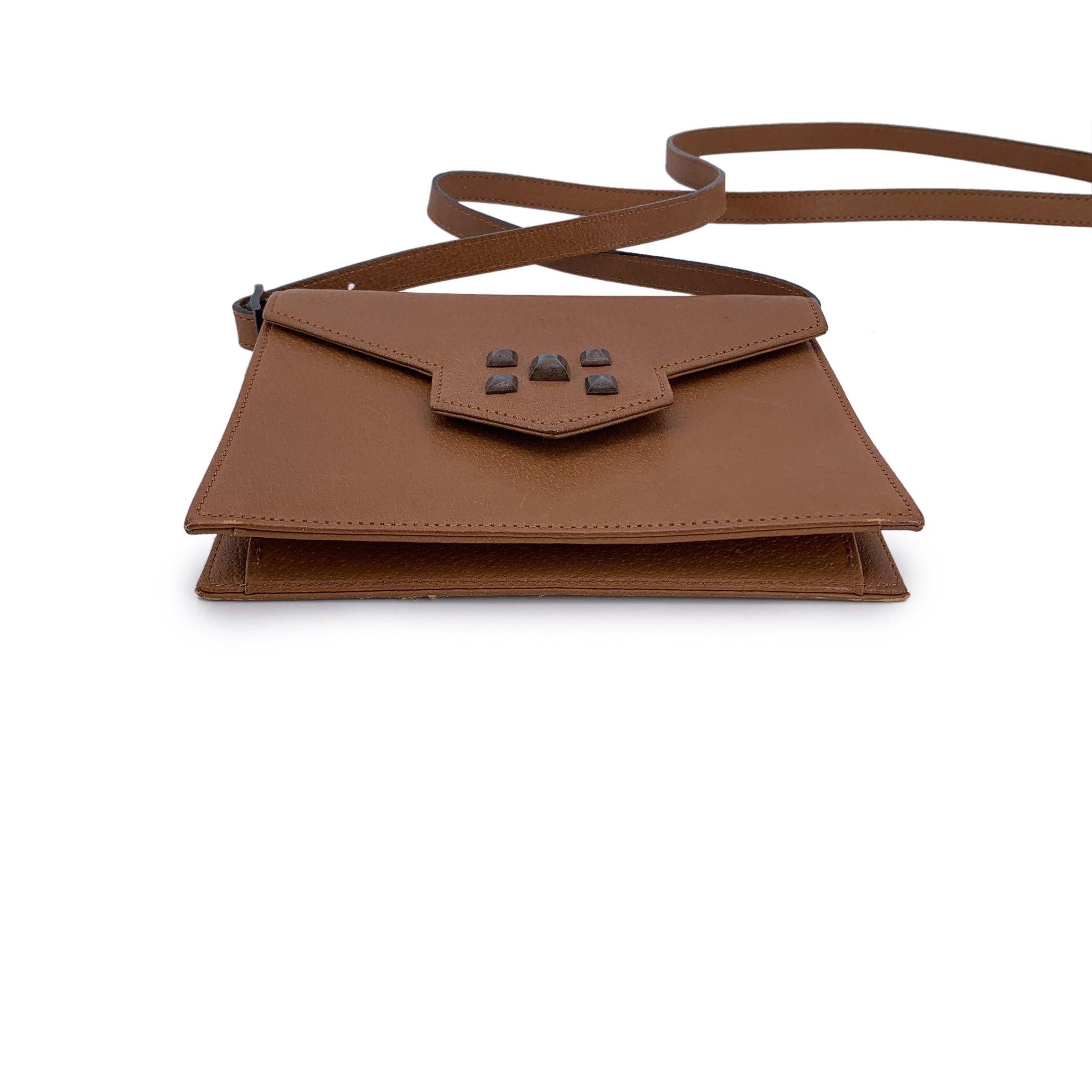 Yves Saint Laurent Vintage Tan Leder Nieten Convertible Umhängetasche im Zustand „Hervorragend“ im Angebot in Rome, Rome