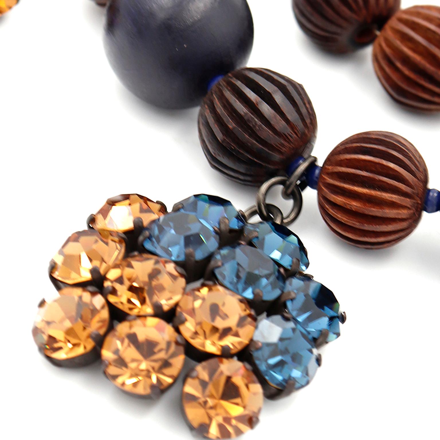 Yves Saint Laurent, collier vintage texturé en perles marron avec pierres bleues et dorées Pour femmes en vente