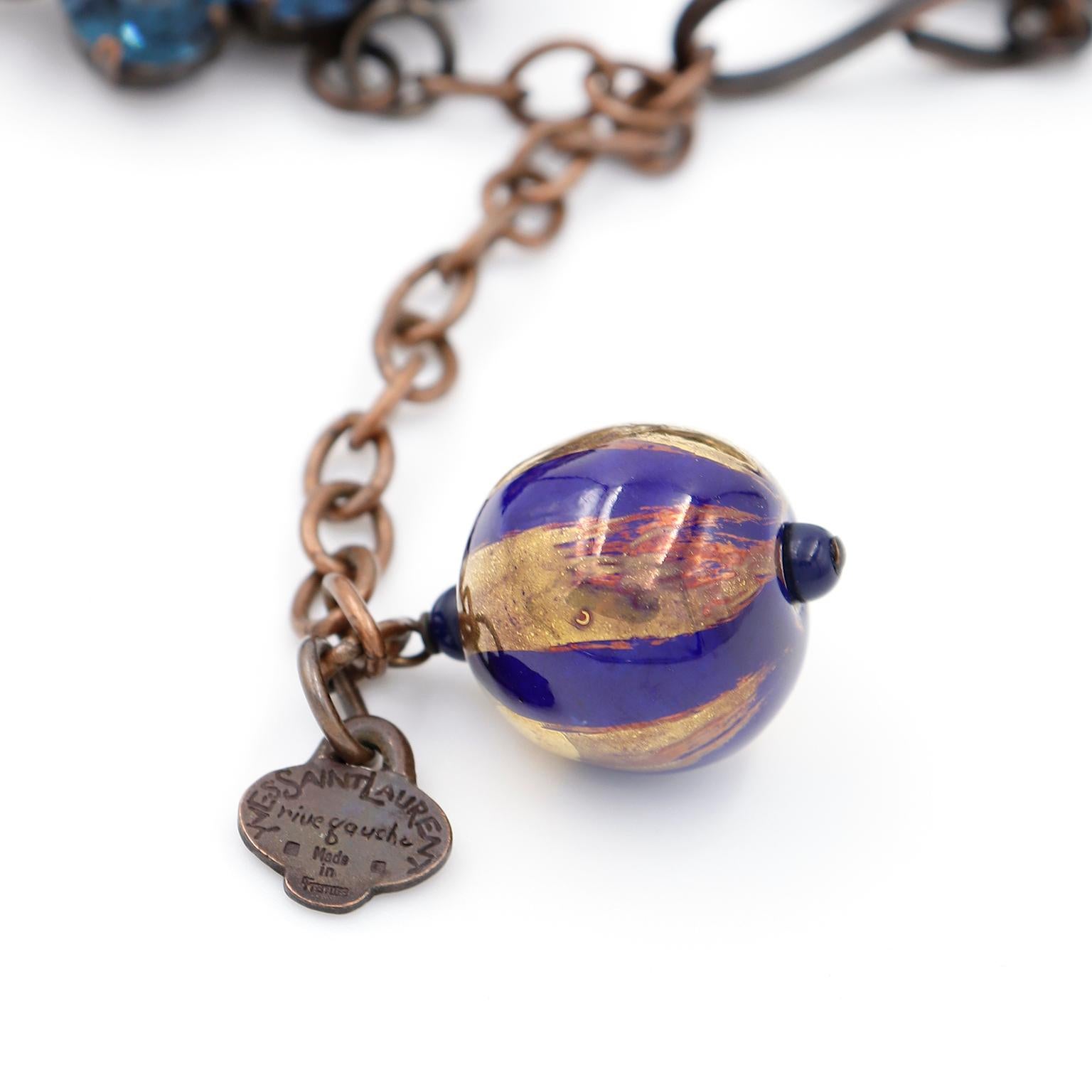 Yves Saint Laurent, collier vintage texturé en perles marron avec pierres bleues et dorées en vente 1