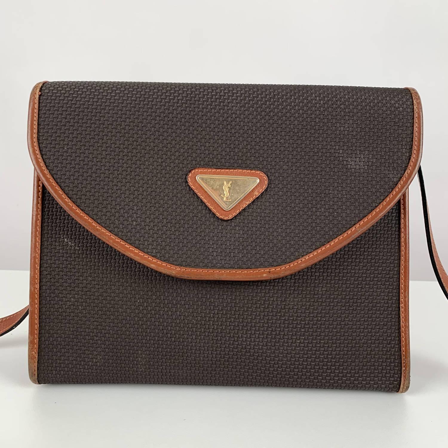 MATERIAL: Canvas COLOR: Tan MODEL: Crossbody Bag GENDER: Women SIZE: Small Condition CONDITION DETAILS: B :GOOD CONDITION - Some light wear of use - some darkness on leather trim due to normal use, some wear of use on bottom corners, some light