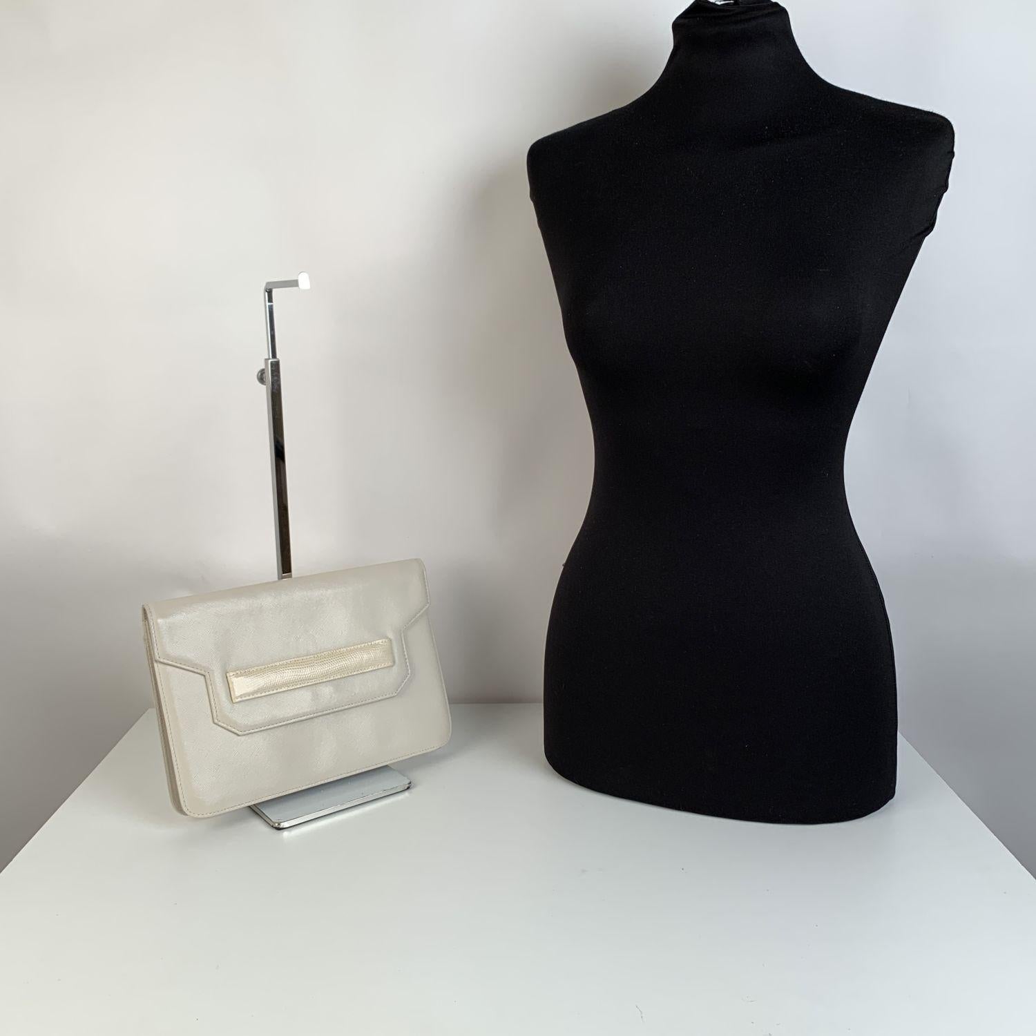 YVES SAINT LAURENT clutch bag in white leather with front handle. Flap closure with magnetic button closure. Fabric signature lining. 1 side zip pocket inside. 'YVES SAINT LAURENT' signature embossed inside.




Details

MATERIAL: Leather

COLOR: