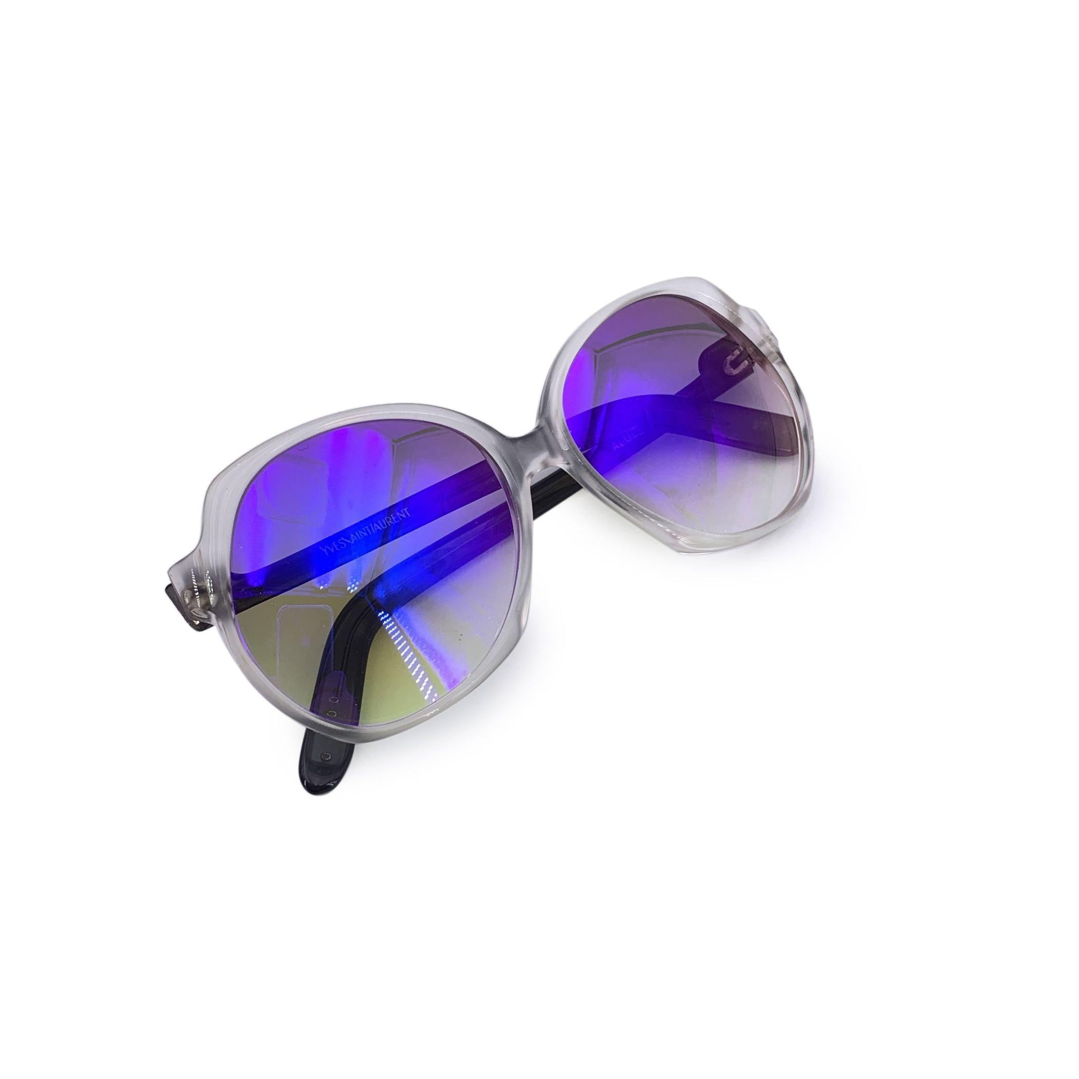 Diese Yves Saint Laurent Vintage White Aloes Sonnenbrille ist eine anmutige Anspielung auf die raffinierte Eleganz der 1980er Jahre und ein seltener und strahlender Fund. Das in Frankreich hergestellte und aus hochwertigem Kunststoff gefertigte