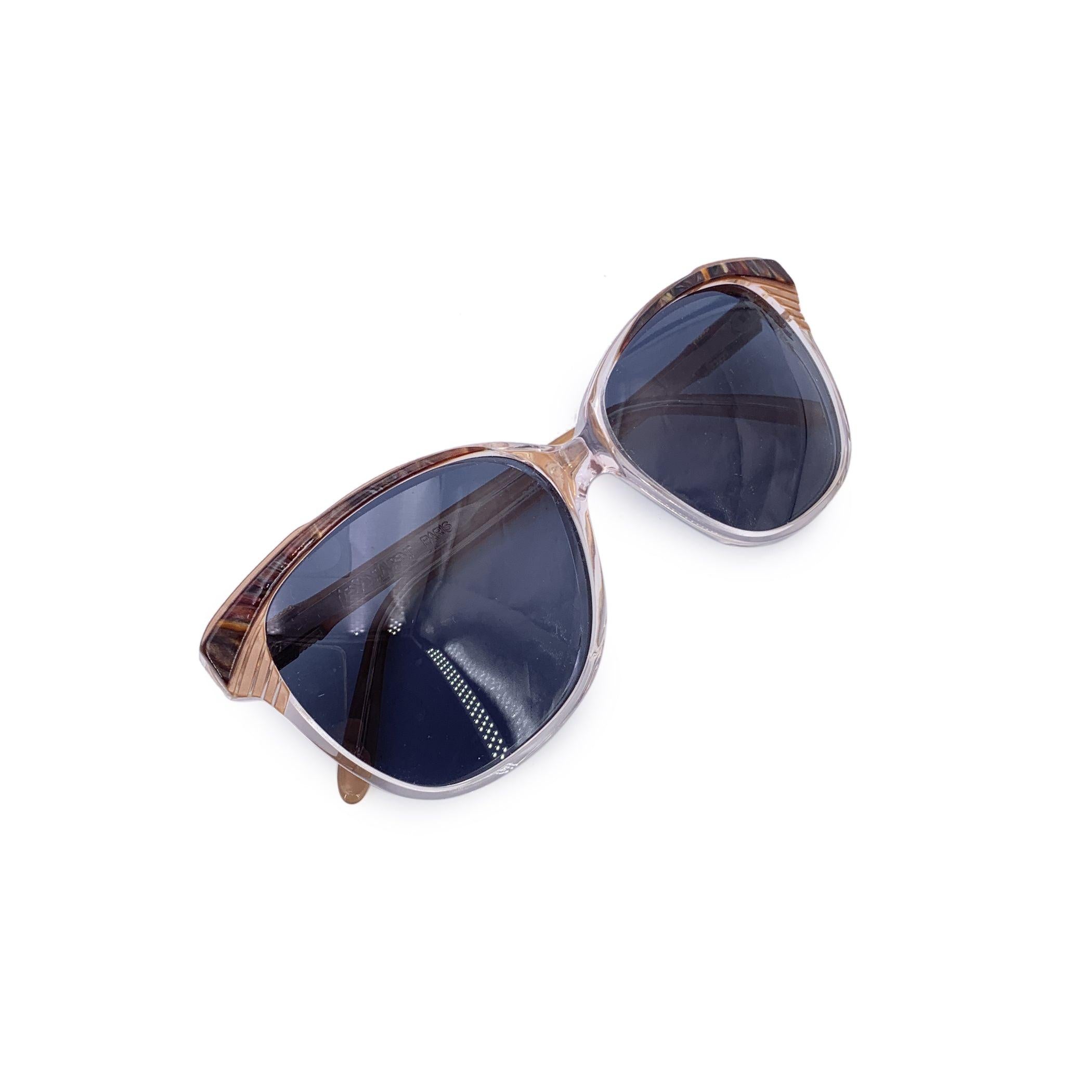 Vestiges de l'époque de la mode intrépide, ces lunettes de soleil vintage Yves Saint Laurent blanches à verres noirs sont un pur reflet du glamour des années 1980 sous la forme d'un œil de chat. Conçu en France et sculpté dans un plastique de haute
