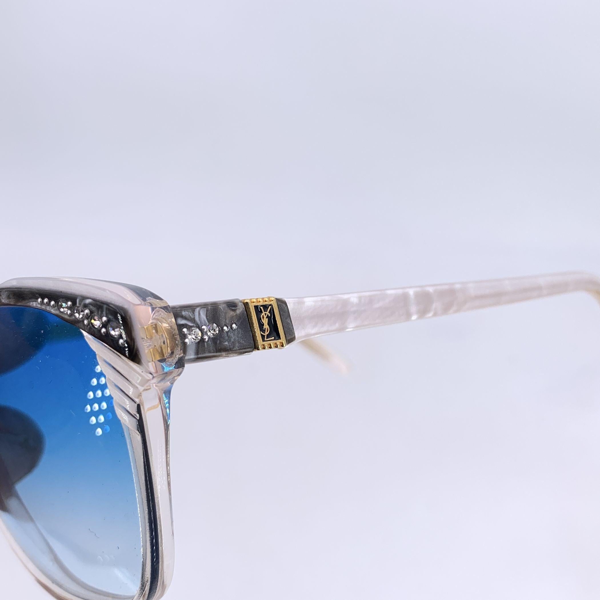 Occhiali da sole Yves Saint Laurent vintage bianchi con lenti blu 58/14 In condizioni ottime in vendita a Rome, Rome