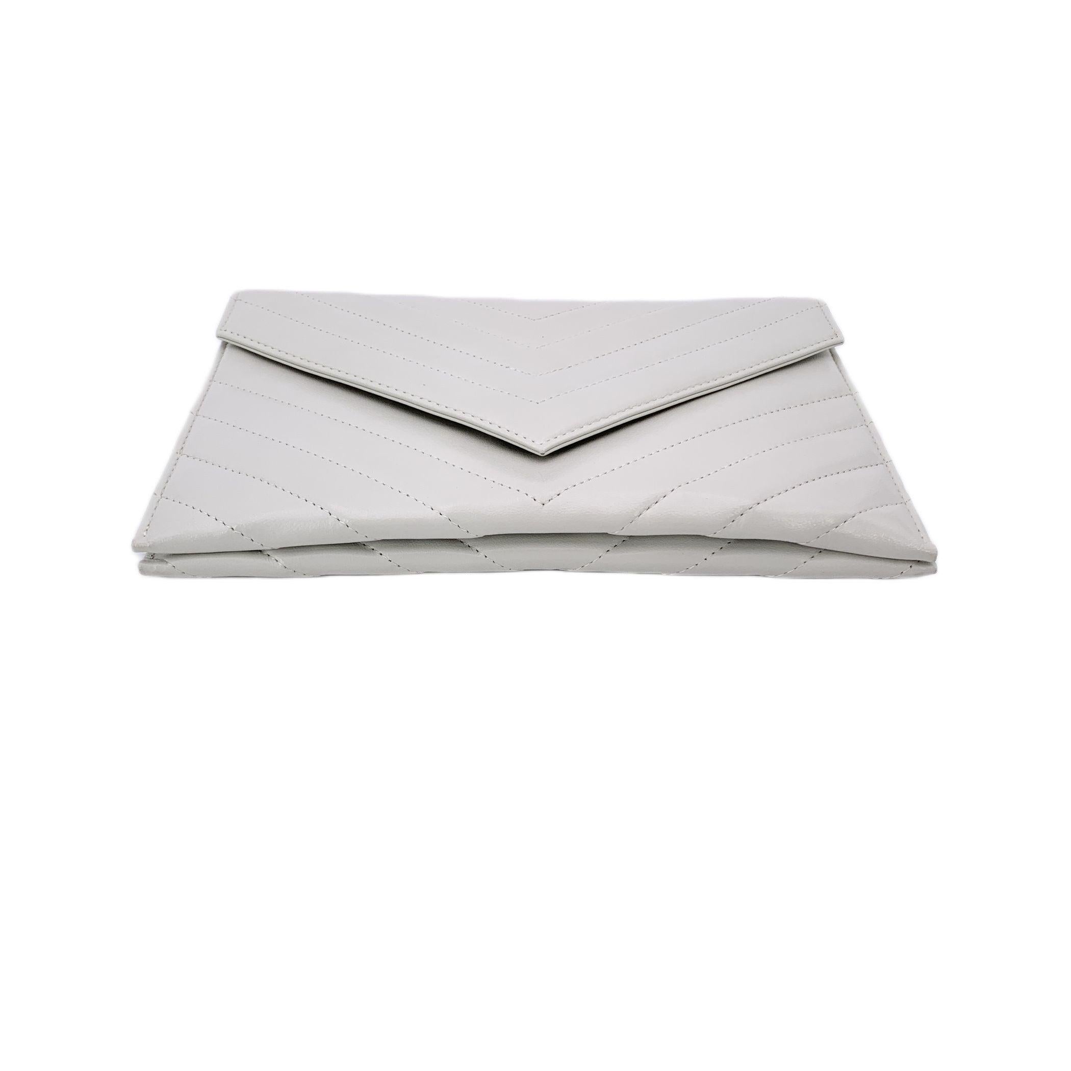 Yves Saint Laurent Vintage V I.I.I.I. Petite pochette en cuir matelassé Excellent état - En vente à Rome, Rome