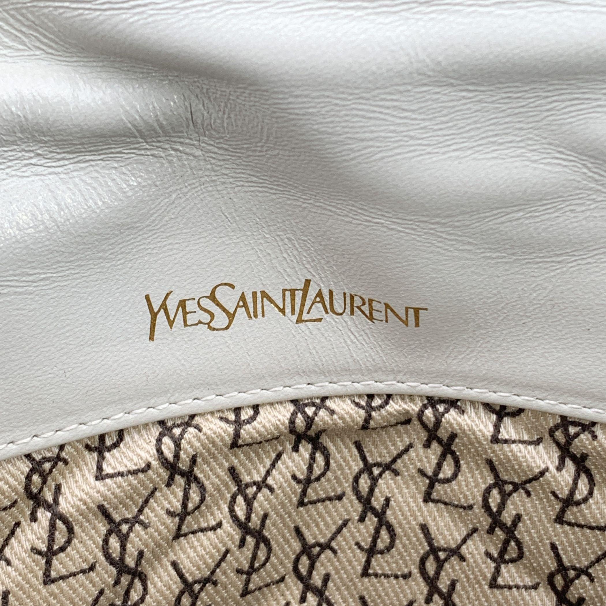 Yves Saint Laurent Vintage V I.I.I.I. Petite pochette en cuir matelassé en vente 1