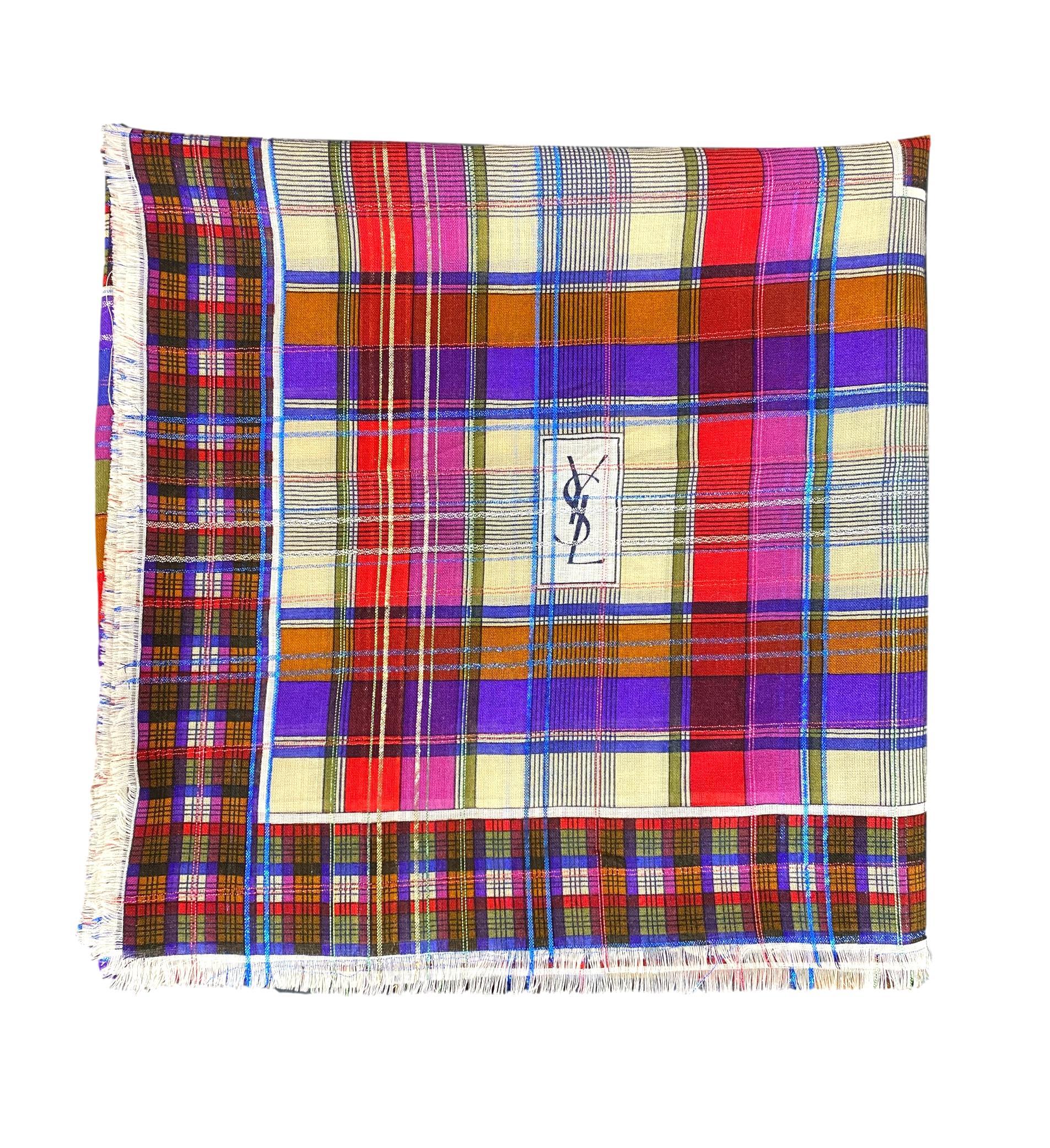 Rose Yves Saint Laurent - Écharpe vintage en laine, challis et soie à carreaux et motif à carreaux  en vente
