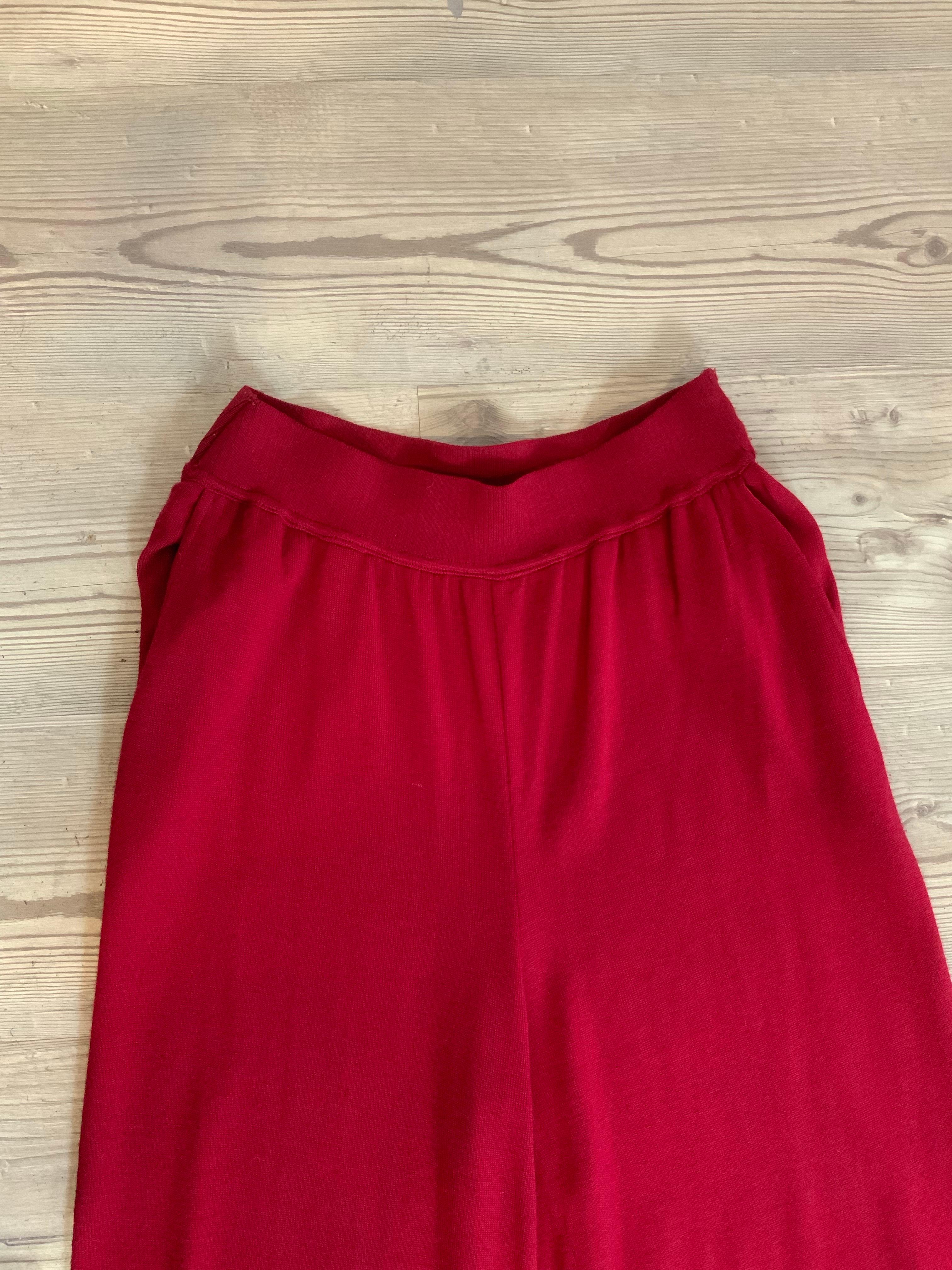 Pantalon vintage Yves Saint Laurent.
100% laine, couleur rouge.
Il manque le Label de la taille mais il correspond à un M international.
Taille 34 cm
Longueur 126 cm
Bon état général, article d'occasion avec de multiples signes d'utilisation. Il y a