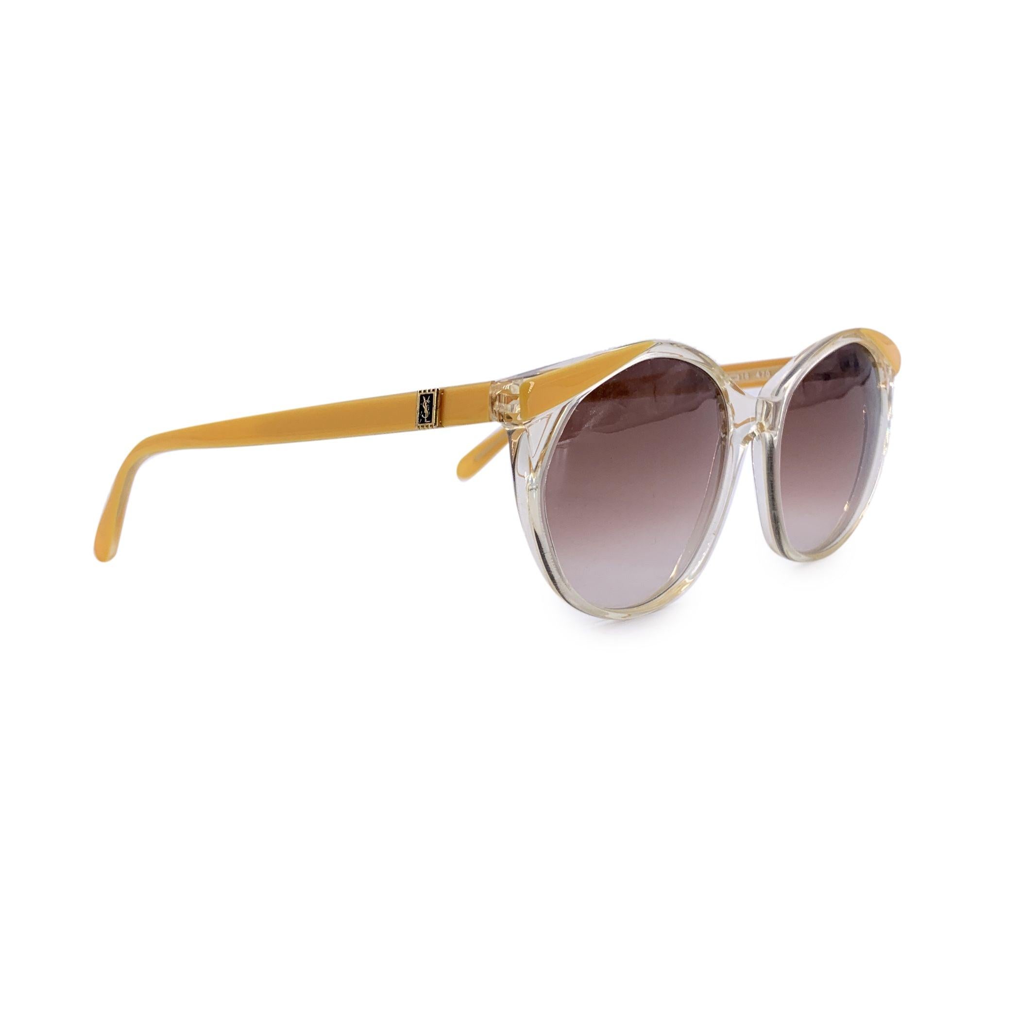 Audaz expresión de la moda vanguardista de los años 80, estas gafas de sol vintage Yves Saint Laurent, modelo DANAOS (56/16 - 470), son un hallazgo raro y radiante de la edad de oro de las gafas de alta costura francesas. Fabricada en Francia, esta
