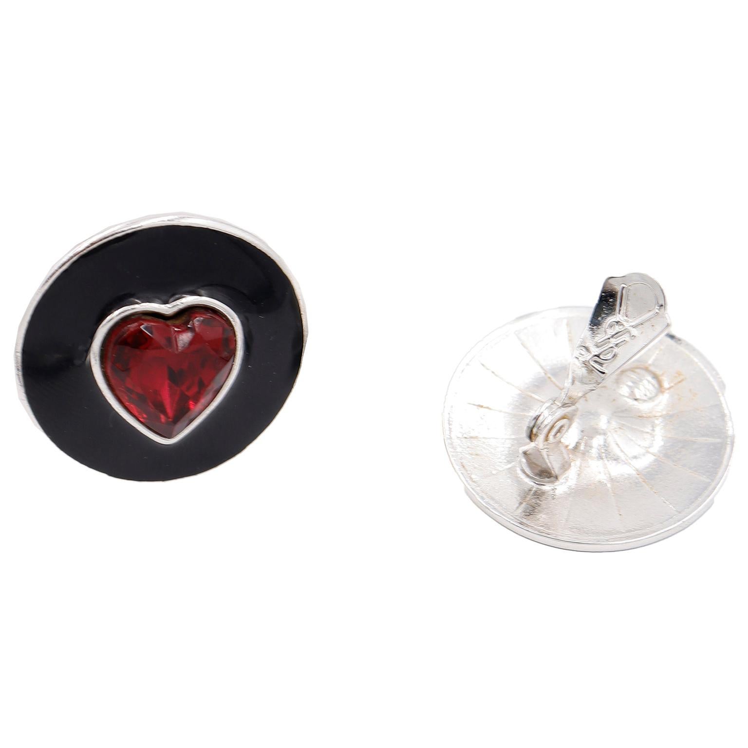 Taille cœur Yves Saint Laurent Vintage YSL Boucles d'oreilles en argent avec cœur en cristal rouge et émail noir en vente