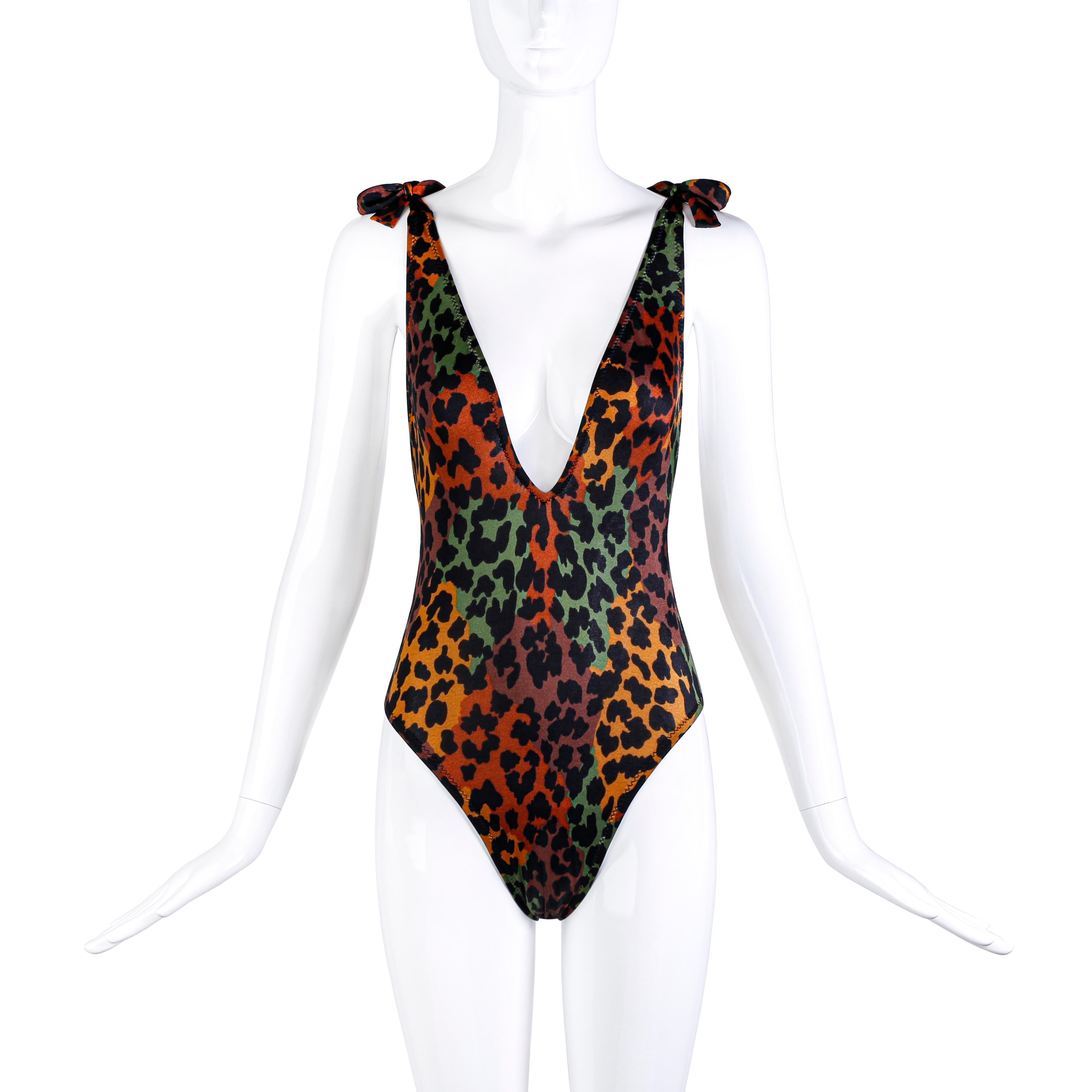 Vintage Yves Saint Laurent Badeanzug mit Leopardenmuster und Stretch-Body. Ungefähr 1980er Jahre. Auf dem Label steht 