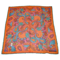 Écharpe à franges en laine Challis de Yves Saint Laurent, fantaisiste, multicolore et audacieuse