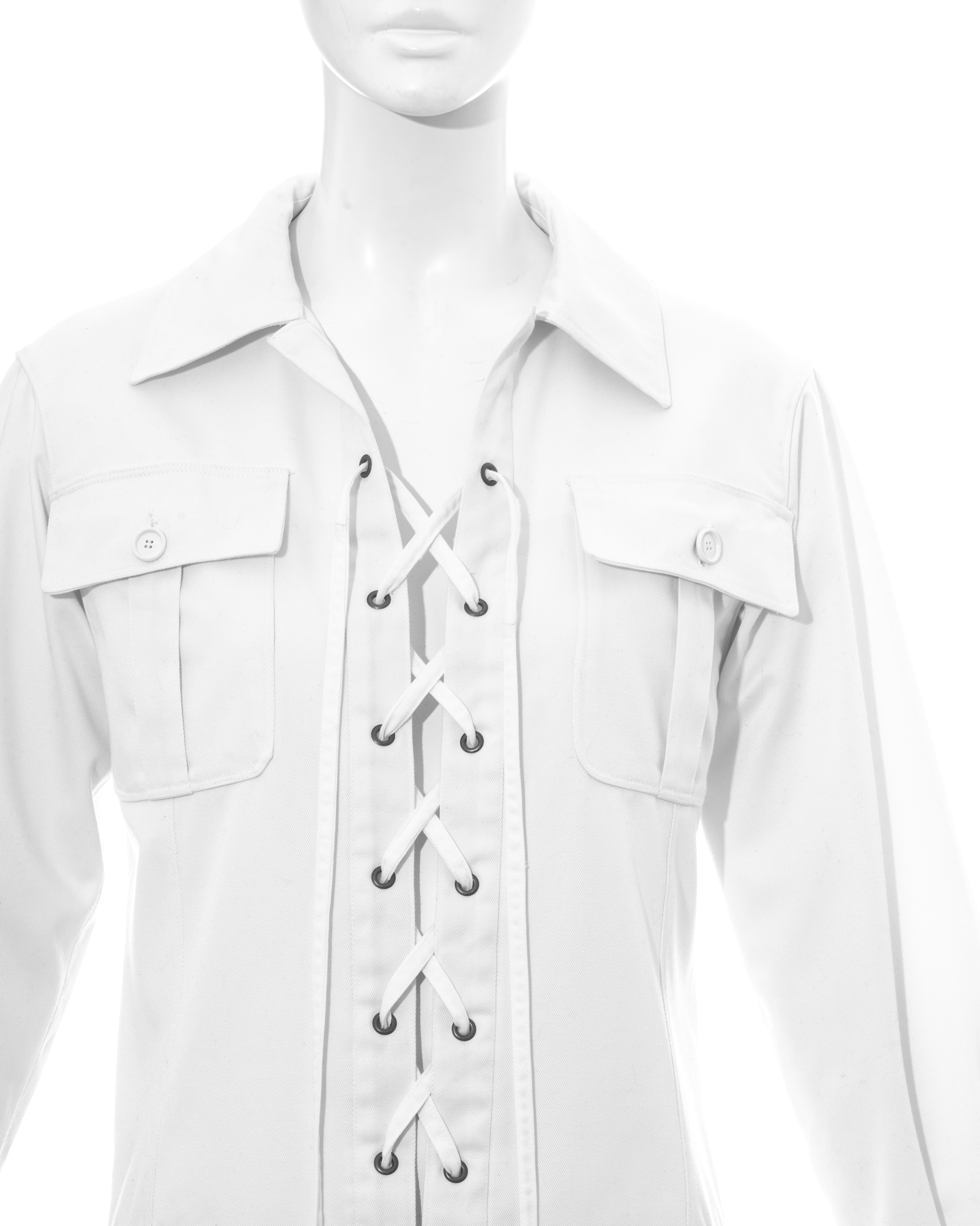 Gris Mini robe safari en gabardine de coton blanche Yves Saint Laurent, vers 1968 en vente