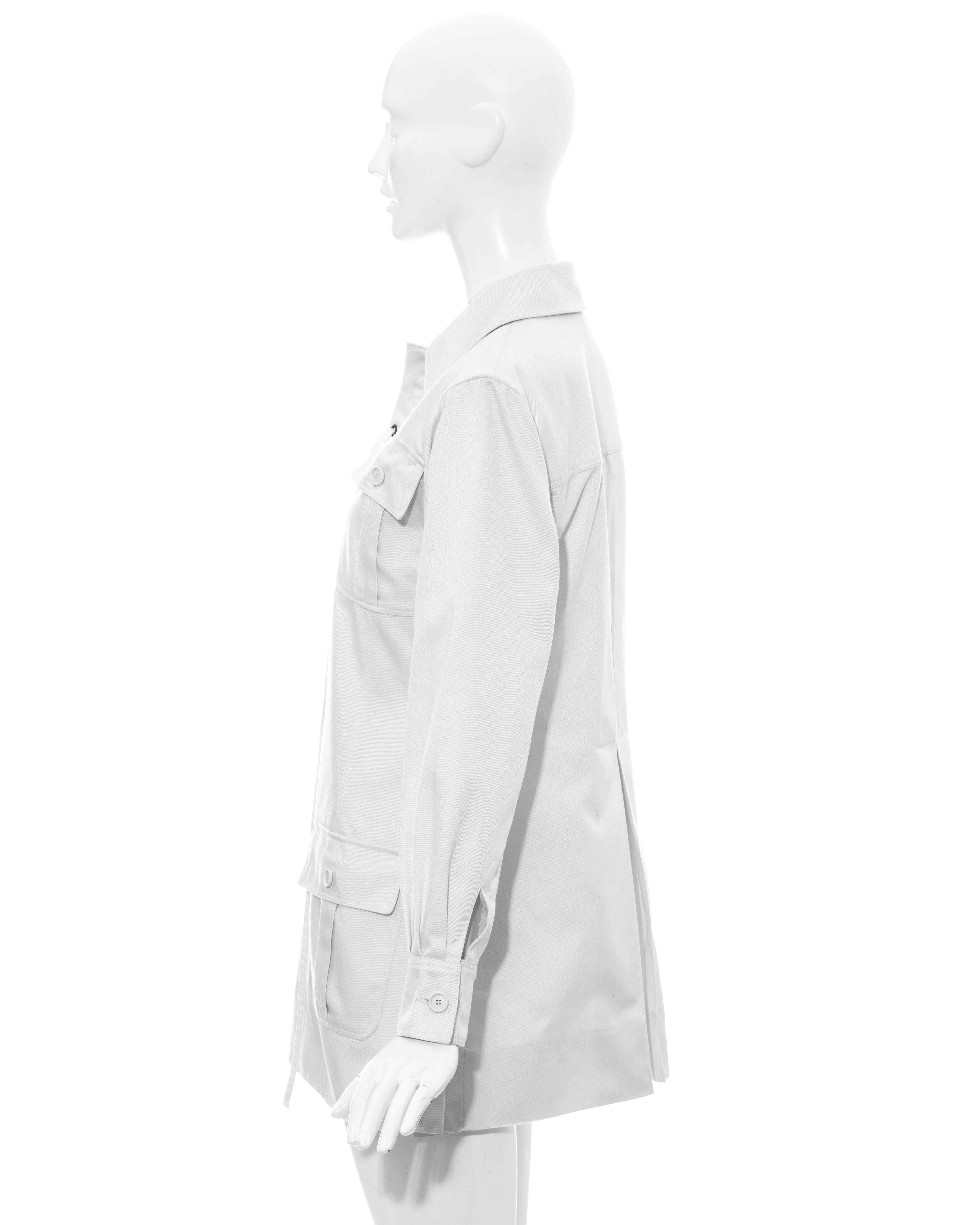 Mini robe safari en gabardine de coton blanche Yves Saint Laurent, vers 1968 Pour femmes en vente
