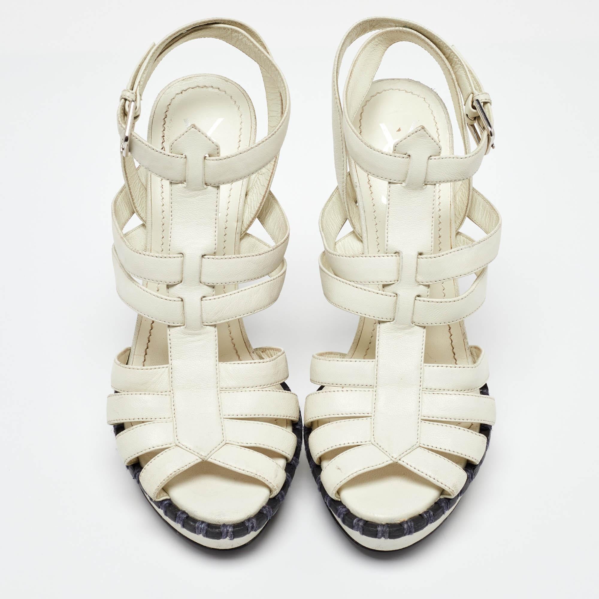 Bianco Yves Saint Laurent Sandali con cinturino alla caviglia in pelle bianca taglia 37 in vendita