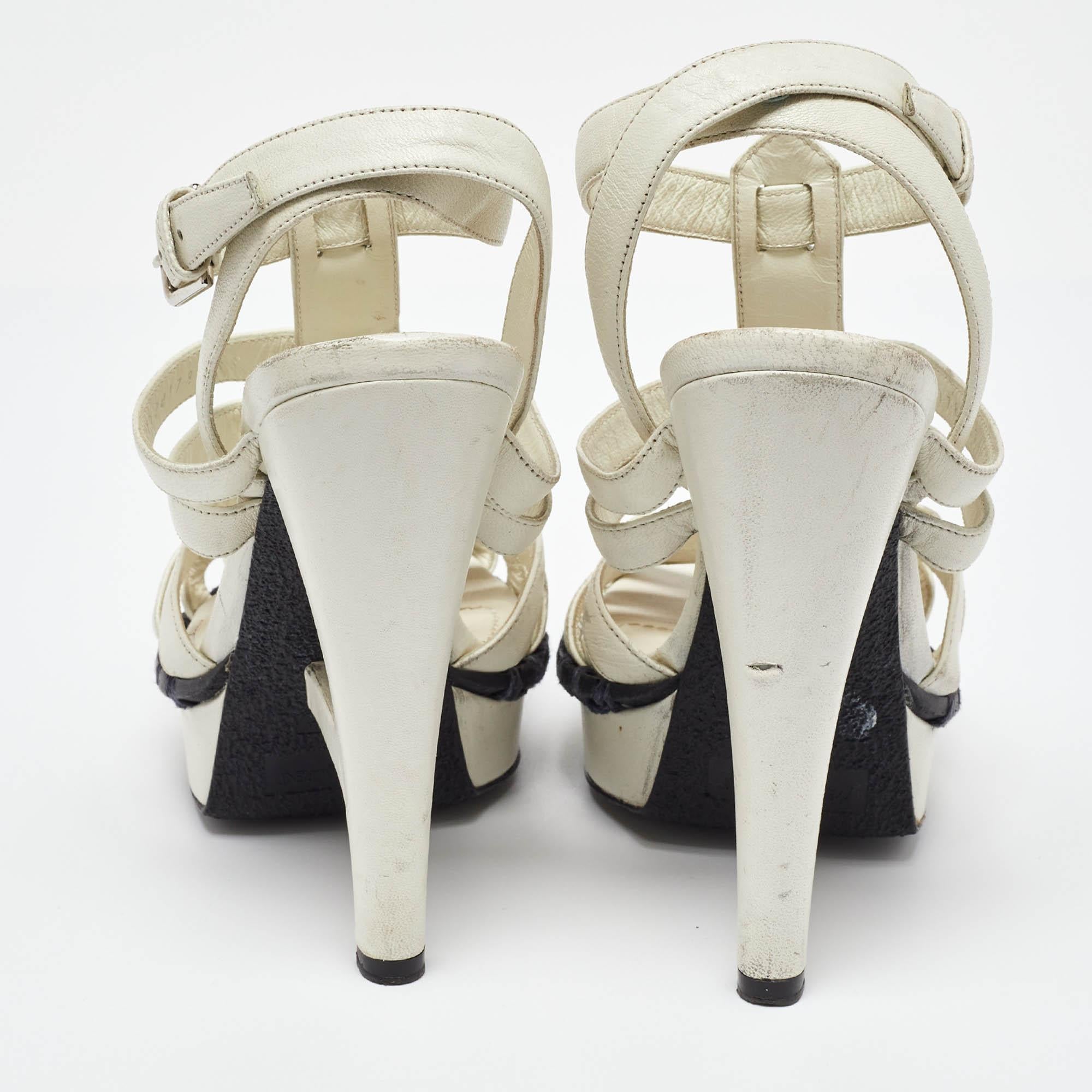 Donna Yves Saint Laurent Sandali con cinturino alla caviglia in pelle bianca taglia 37 in vendita