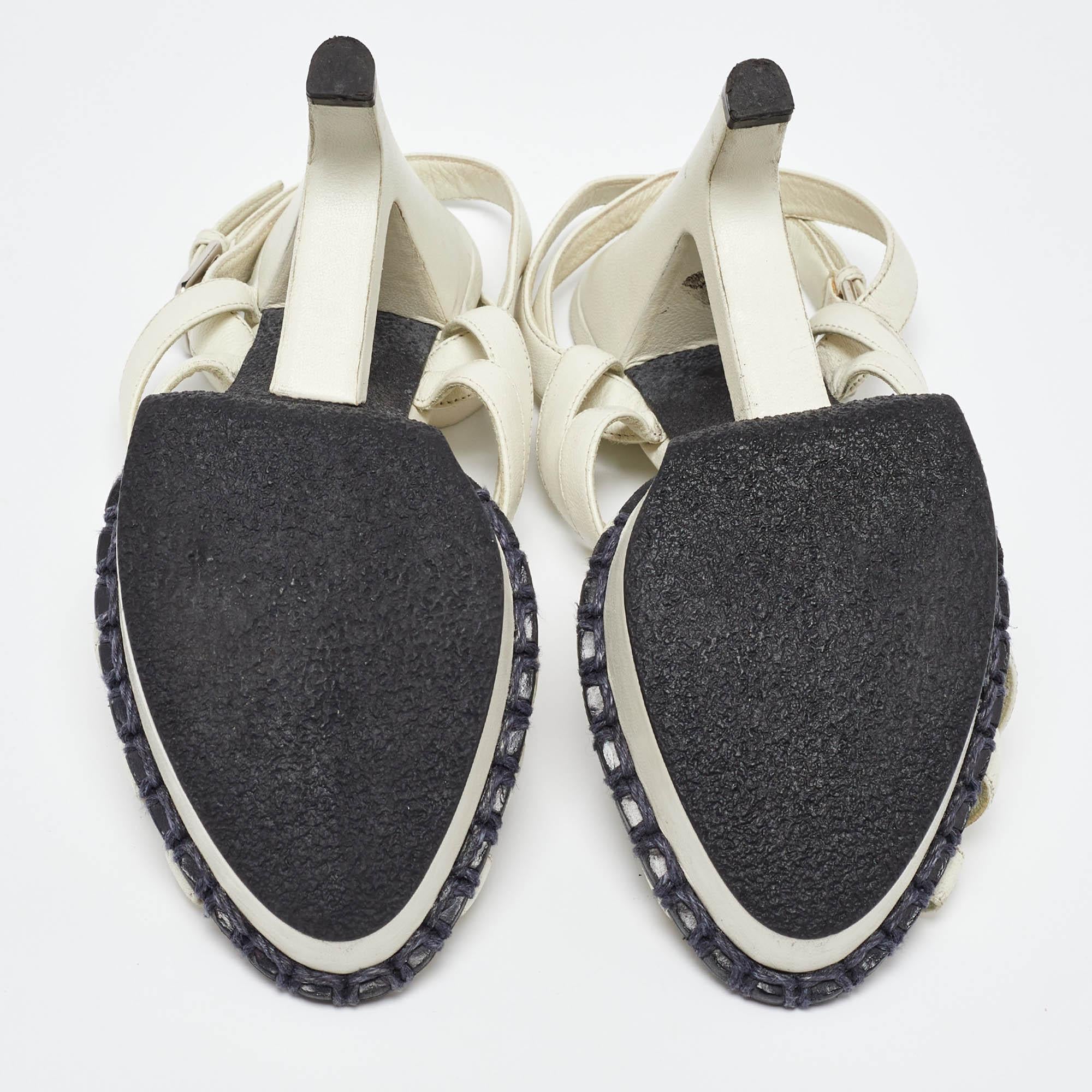 Yves Saint Laurent Sandali con cinturino alla caviglia in pelle bianca taglia 37 in vendita 1