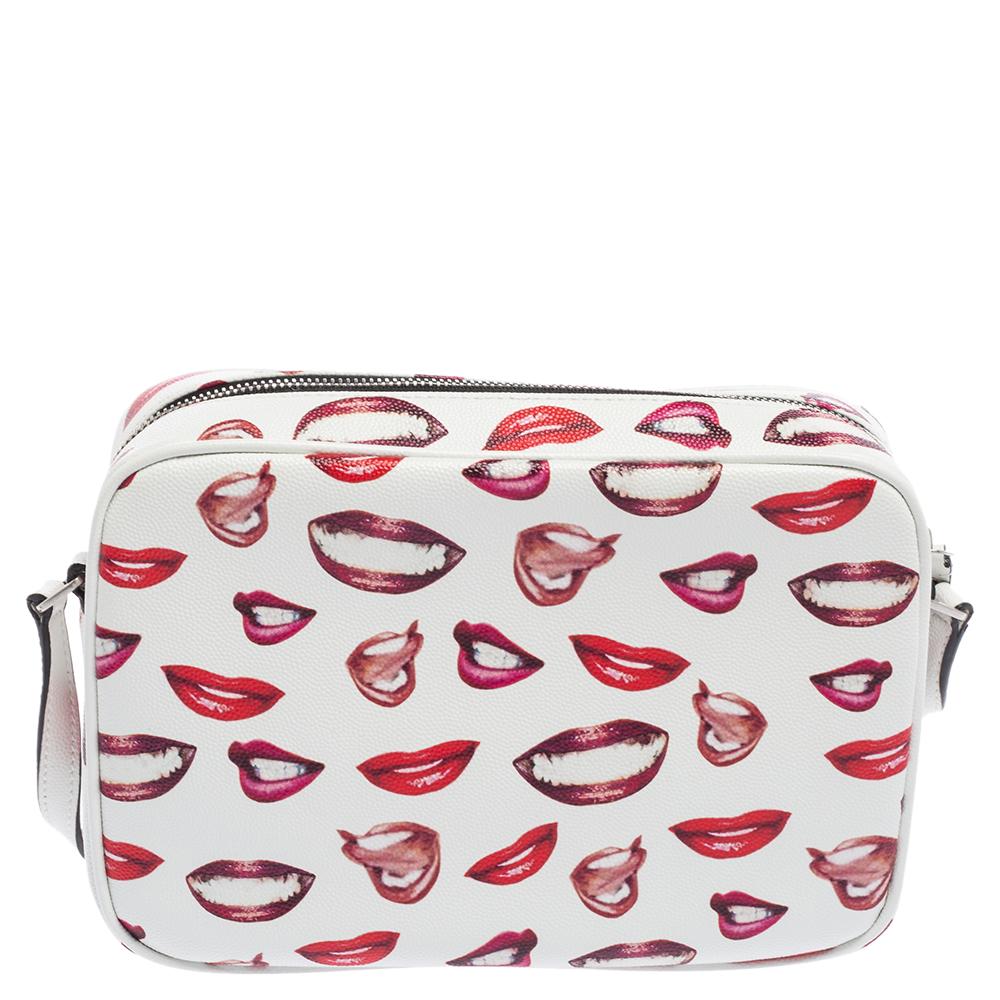 Exude charm and elegance with this camera bag from Yves Saint Laurent. It is created using white-red leather, which flaunts a Grain De Poudre Lips print throughout. It has a red-tone YSL Monogram motif on the front, silver-tone hardware, and a