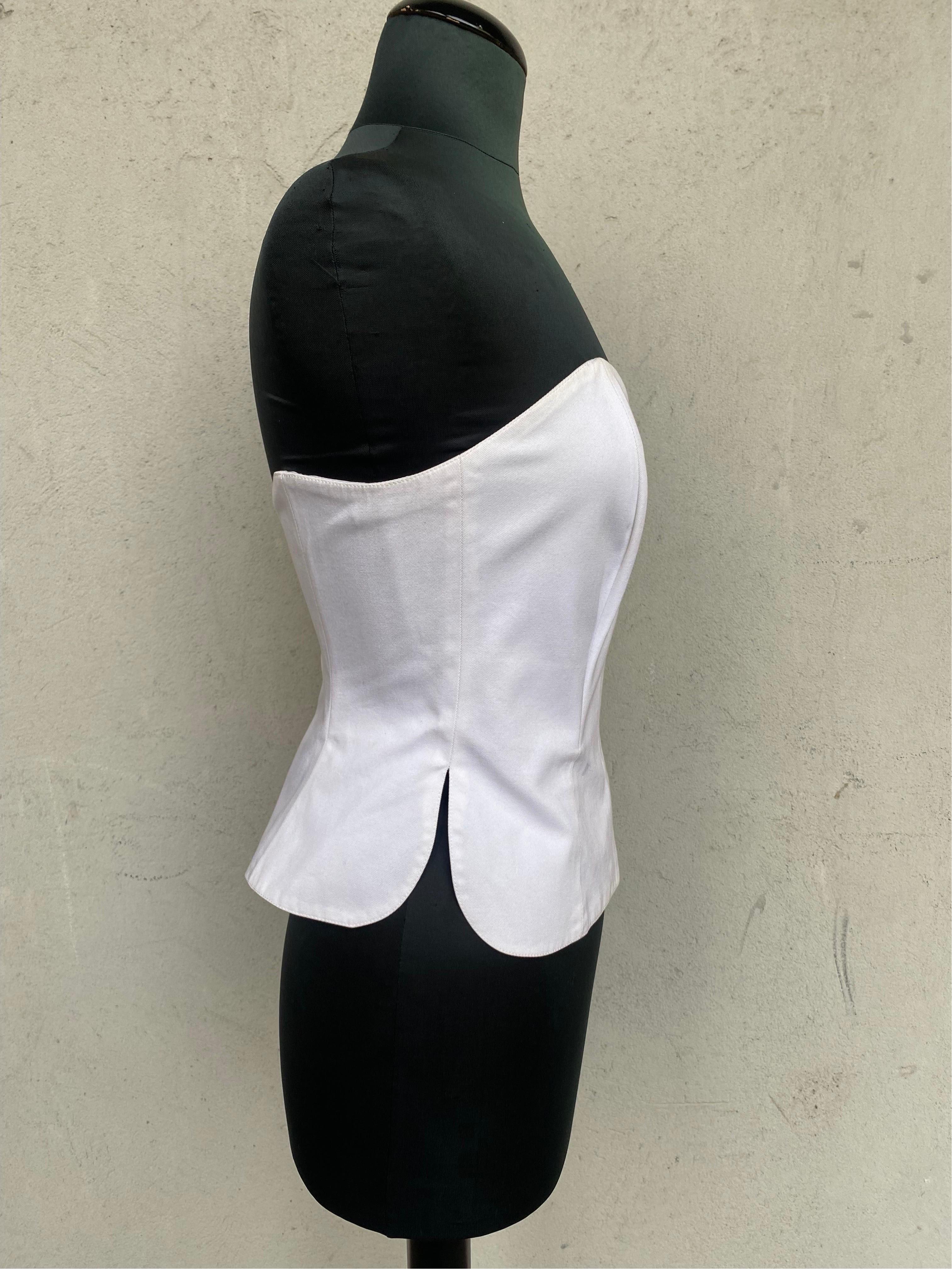 White Yves Saint Laurent bodice
Without straps. Without size label or composition.
We think it's a 40. We think the lining is cotton and viscose.
It features slightly rigid boning inserts to maintain the typical shape of the corset.
Zip closure on