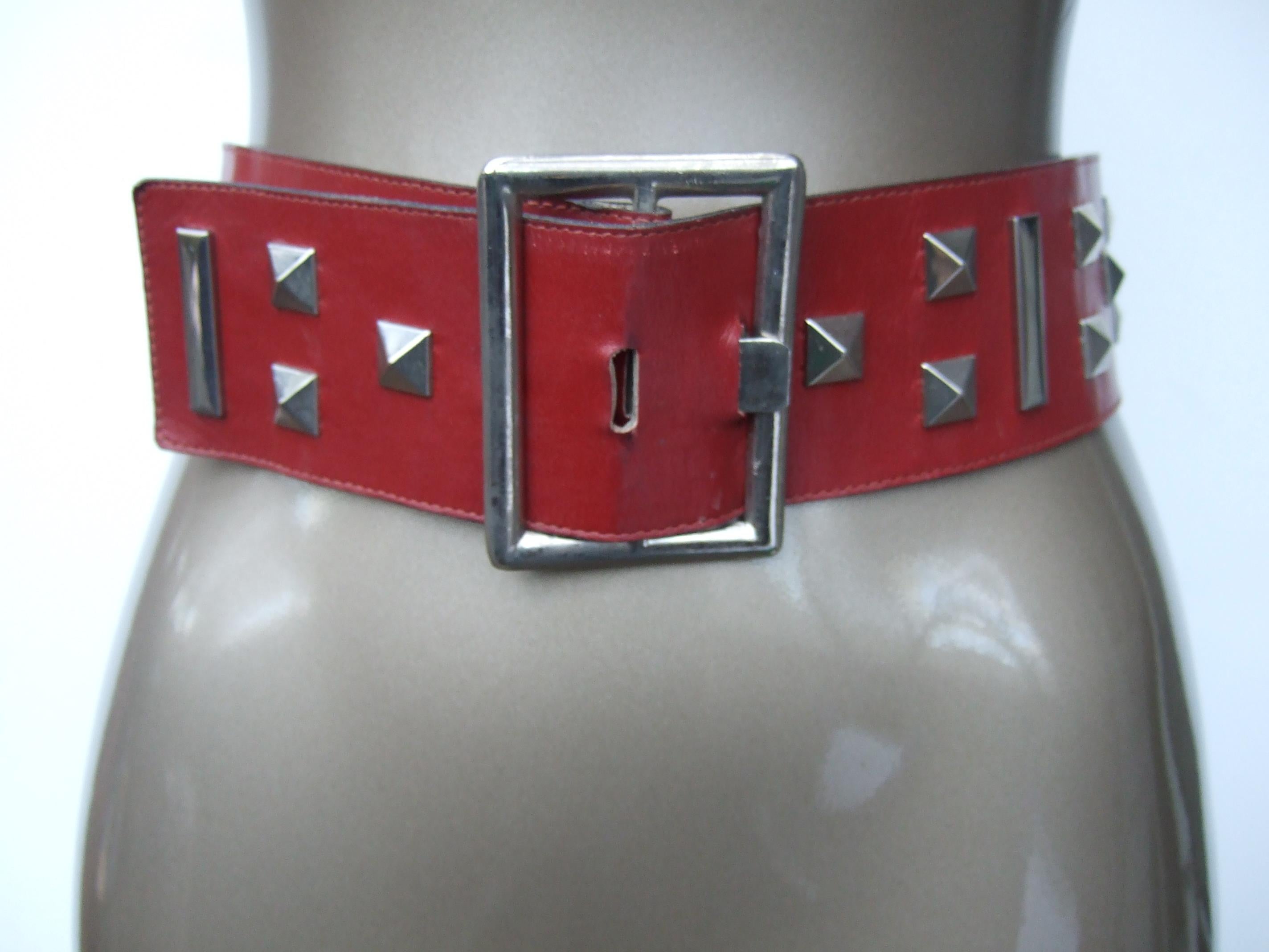 Yves Saint Laurent breiter roter Ledergürtel mit Chrom Ösen und Nieten ca. 1970er Jahre im Zustand „Gut“ im Angebot in University City, MO