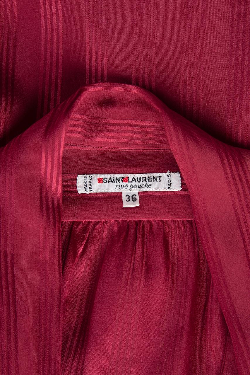 Yves Saint Laurent YSL Weinrote Seidenbluse mit Krawattenausschnitt und offener Vorderseite, 1970er/1980er Jahre  im Angebot 3