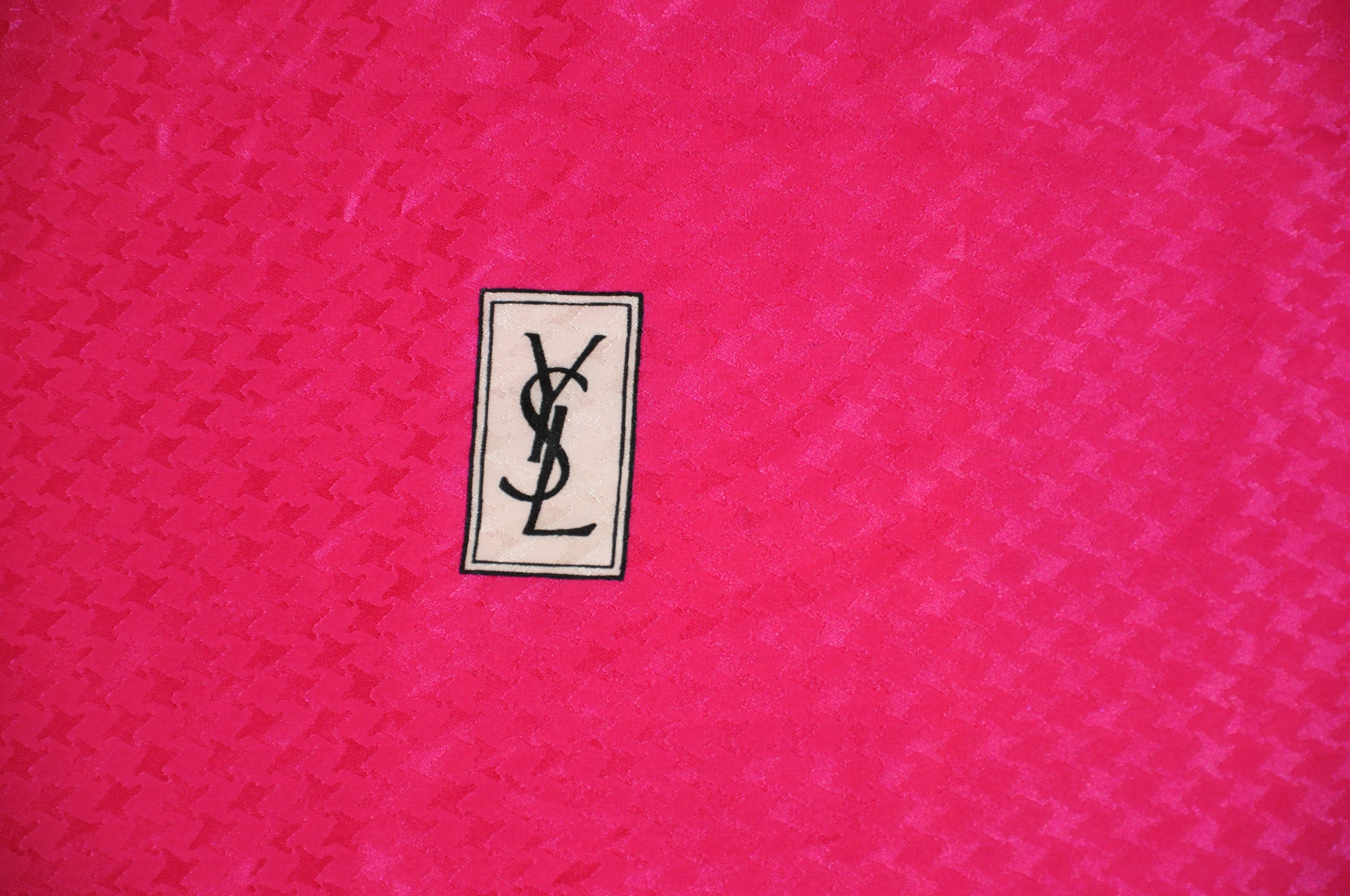        Yves Saint Laurent wunderbar skurrilen Multi Farbe fett abstrakte Seide Crepe di Chine Schal misst 34 Zoll von 34 Zoll, und akzentuiert mit Hand-gerollten Kanten. Hergestellt in Frankreich.