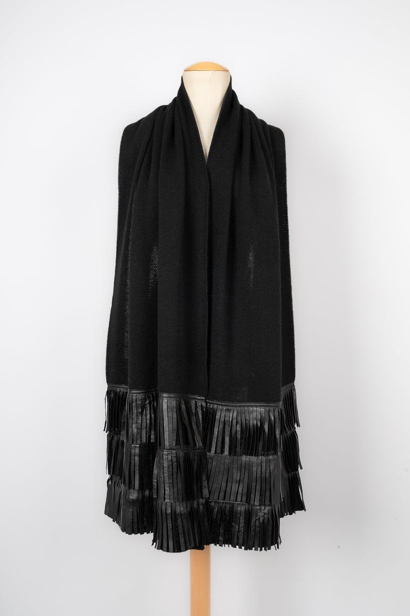 Yves Saint Laurent -(Fabriqué en France) Echarpe en laine avec franges en cuir noir.

Informations complémentaires :
Condit : Très bon état.
Dimensions : Longueur : 210 cm

Référence du vendeur : ACC104