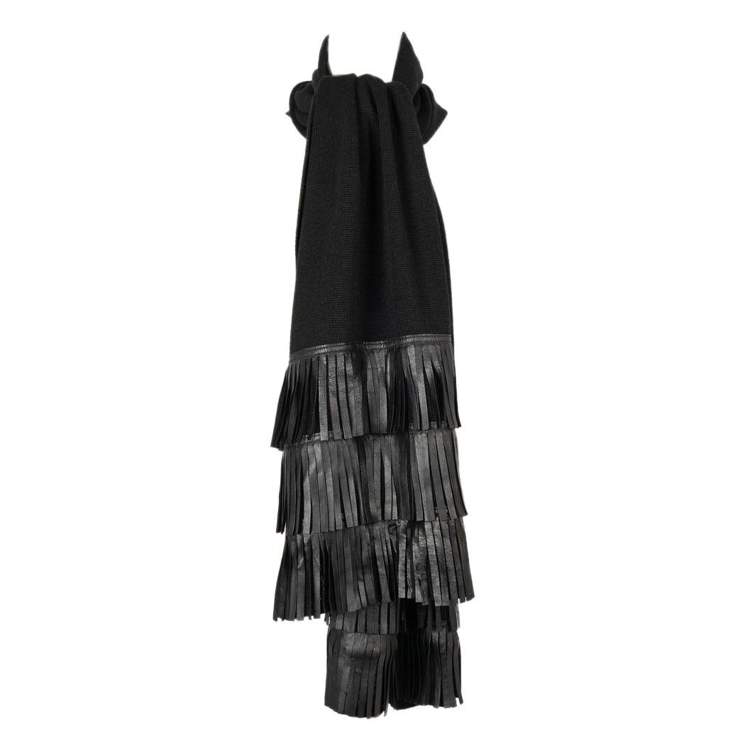 Yves Saint Laurent Wollschal mit Fransen aus schwarzem Leder im Angebot